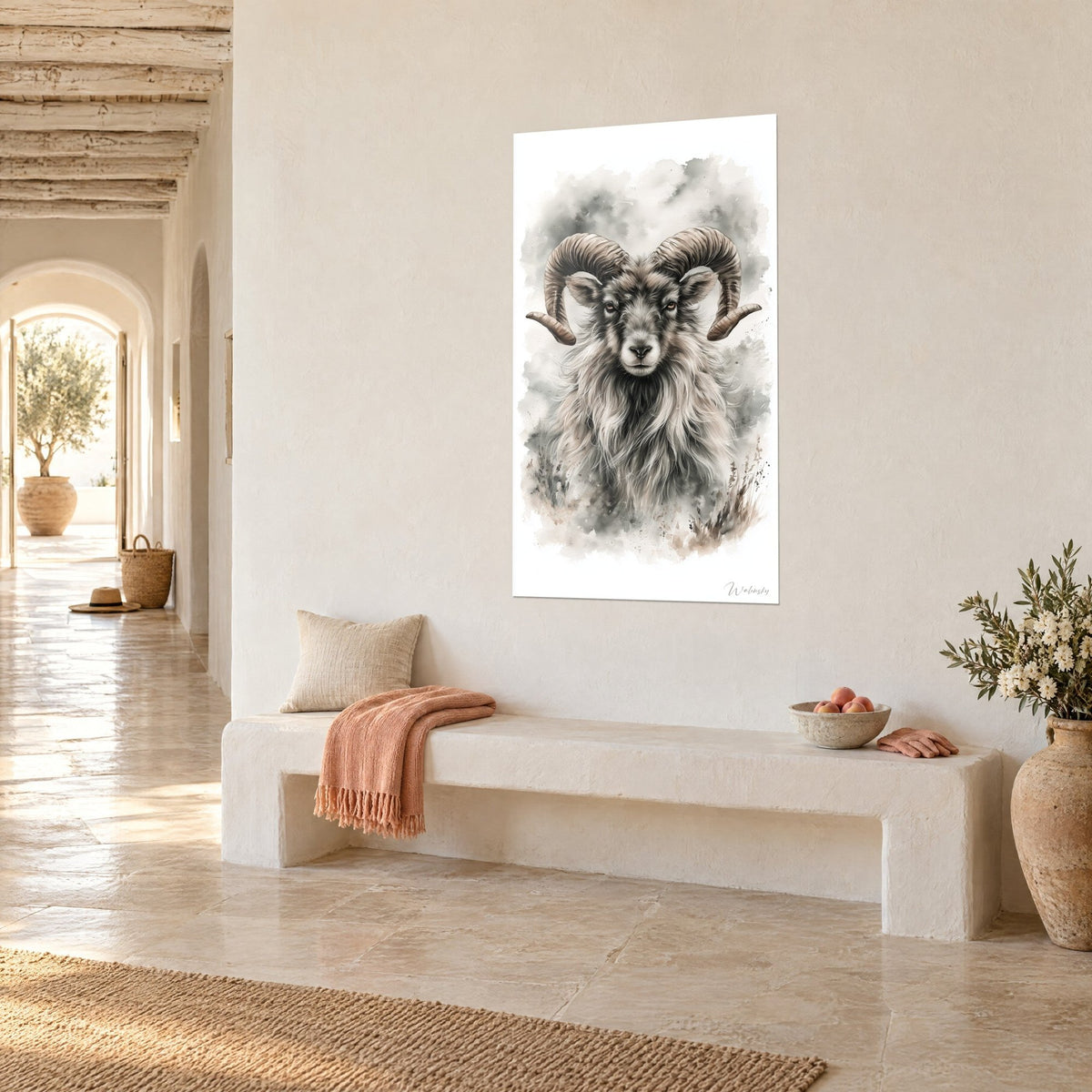 Tableau mouflon à la barbe laineuse beige, regard ambré fixe sur fond gris vaporeux, vu en trois-quarts dans un couloir voûté