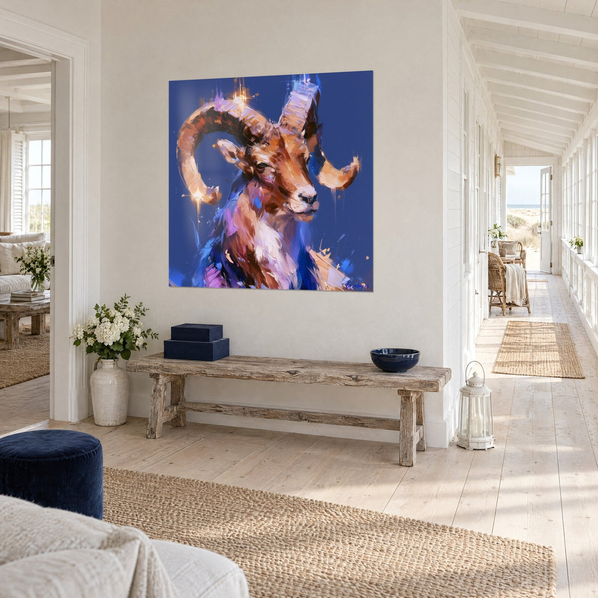 Quadro muflone scolpito a spatola, corna arancio bruciato e pelo rosa lilla su blu notte, vista di tre quarti in un corridoio chiaro