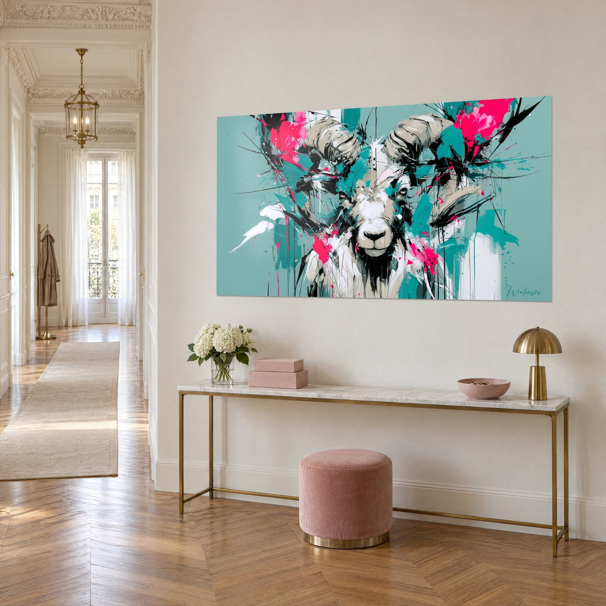 Schilderij wit en grijsbruin rammenhoofd, zwarte druipsporen en roze accenten, op een crème Haussmann-muur naast een vergulde console
