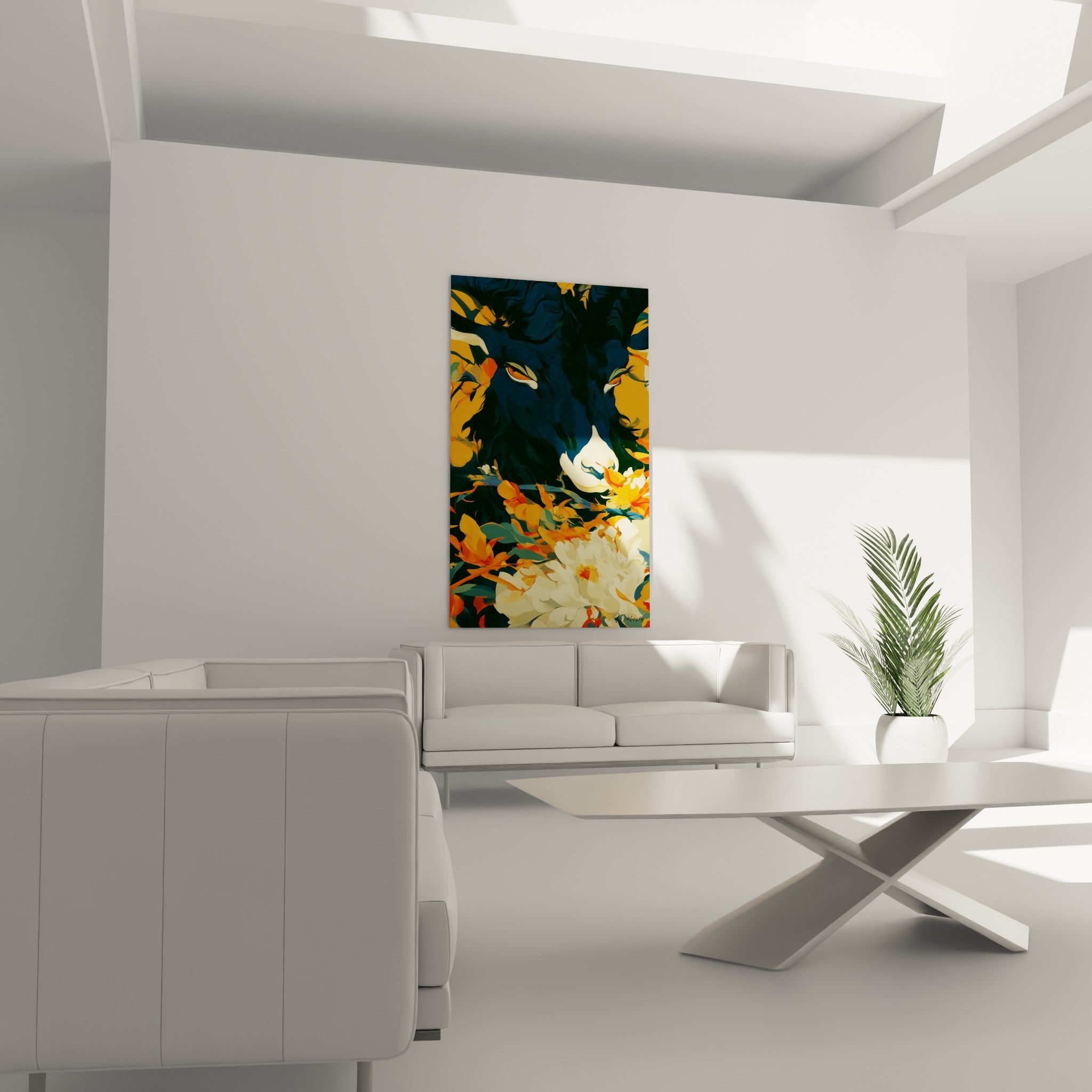 Regard félin émergeant d'un bouquet orange et crème sur fond sombre, au-dessus d'un canapé dans un salon lumineux