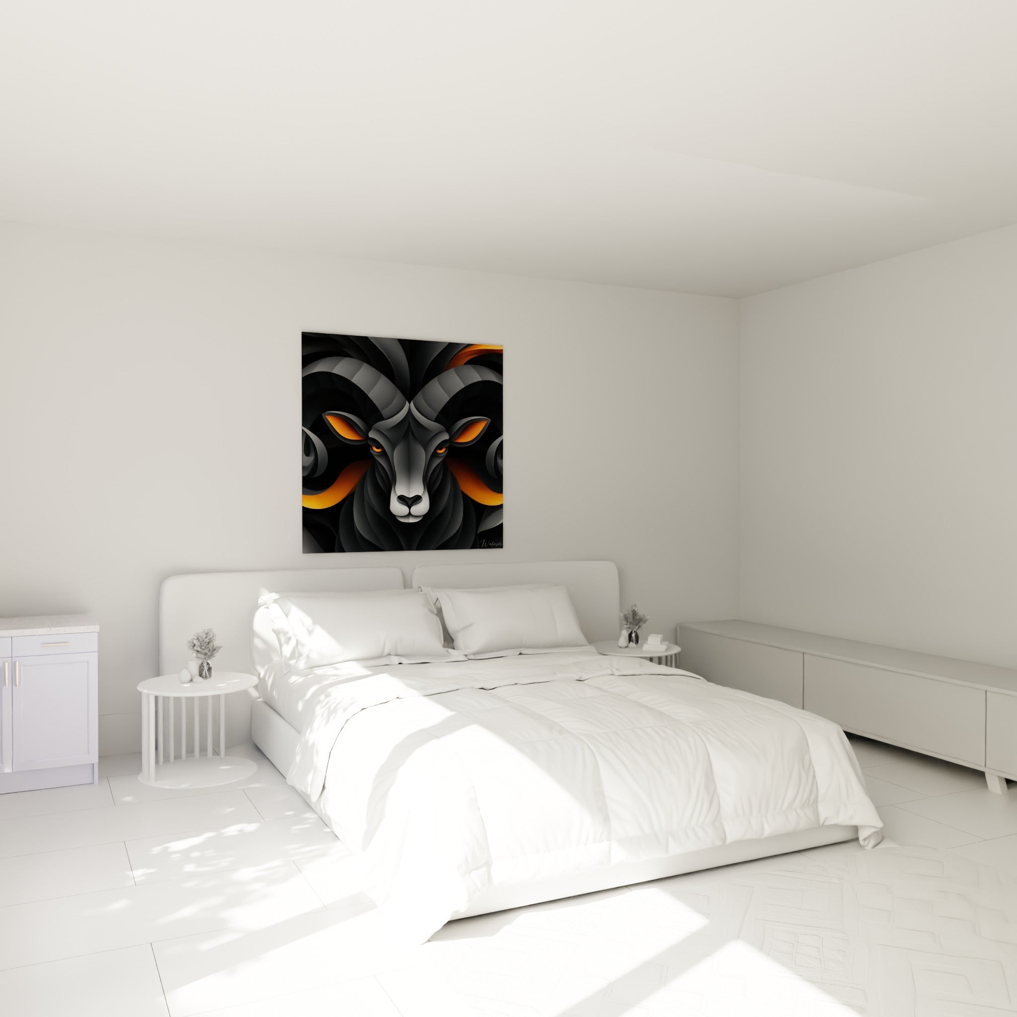 Cornes noires enroulées et regard orange du Bélier, accroché au-dessus d'un lit dans une chambre claire