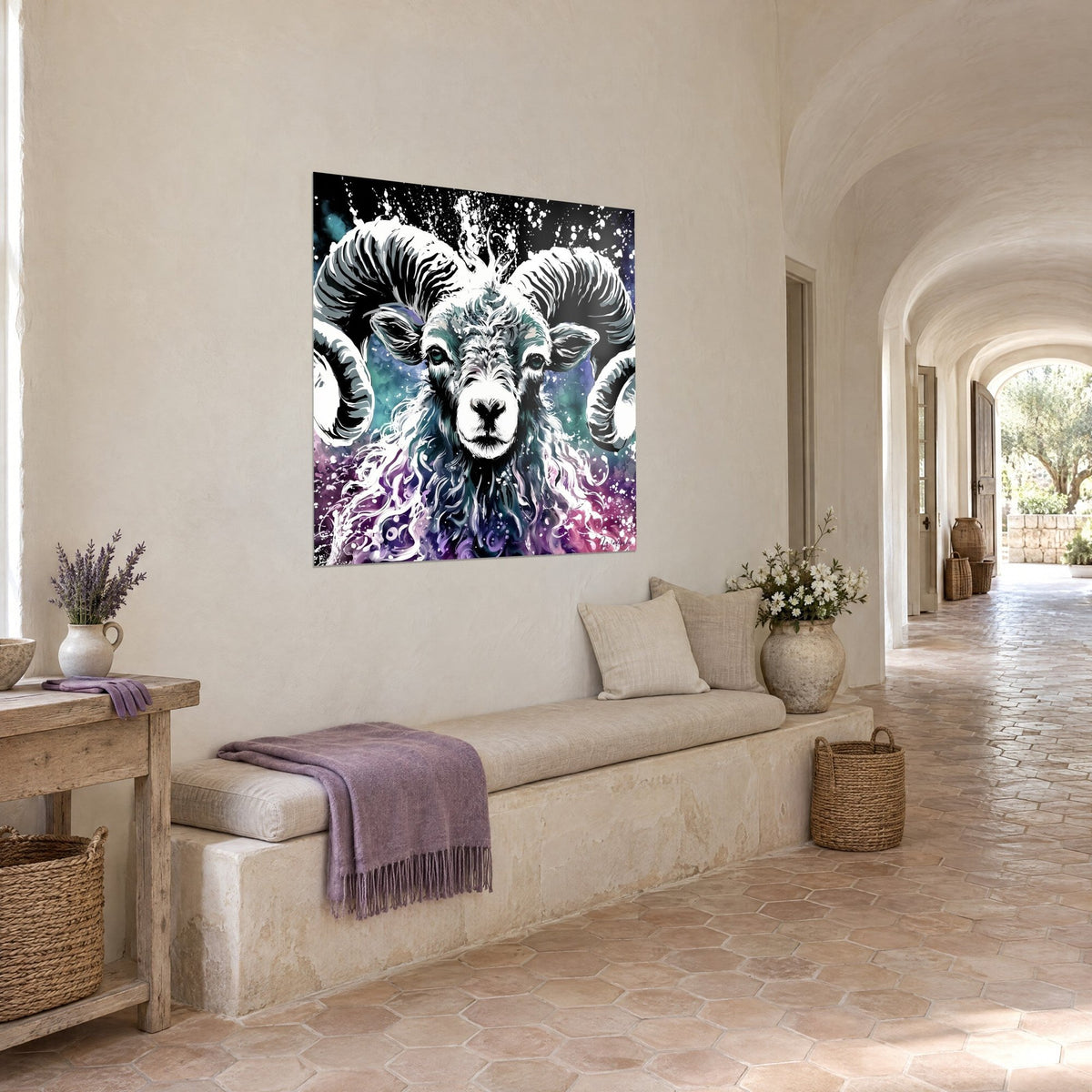 Tableau tête de mouton cornu éclaboussée de blanc, nuées violettes et turquoise, accroché dans un couloir voûté du mas