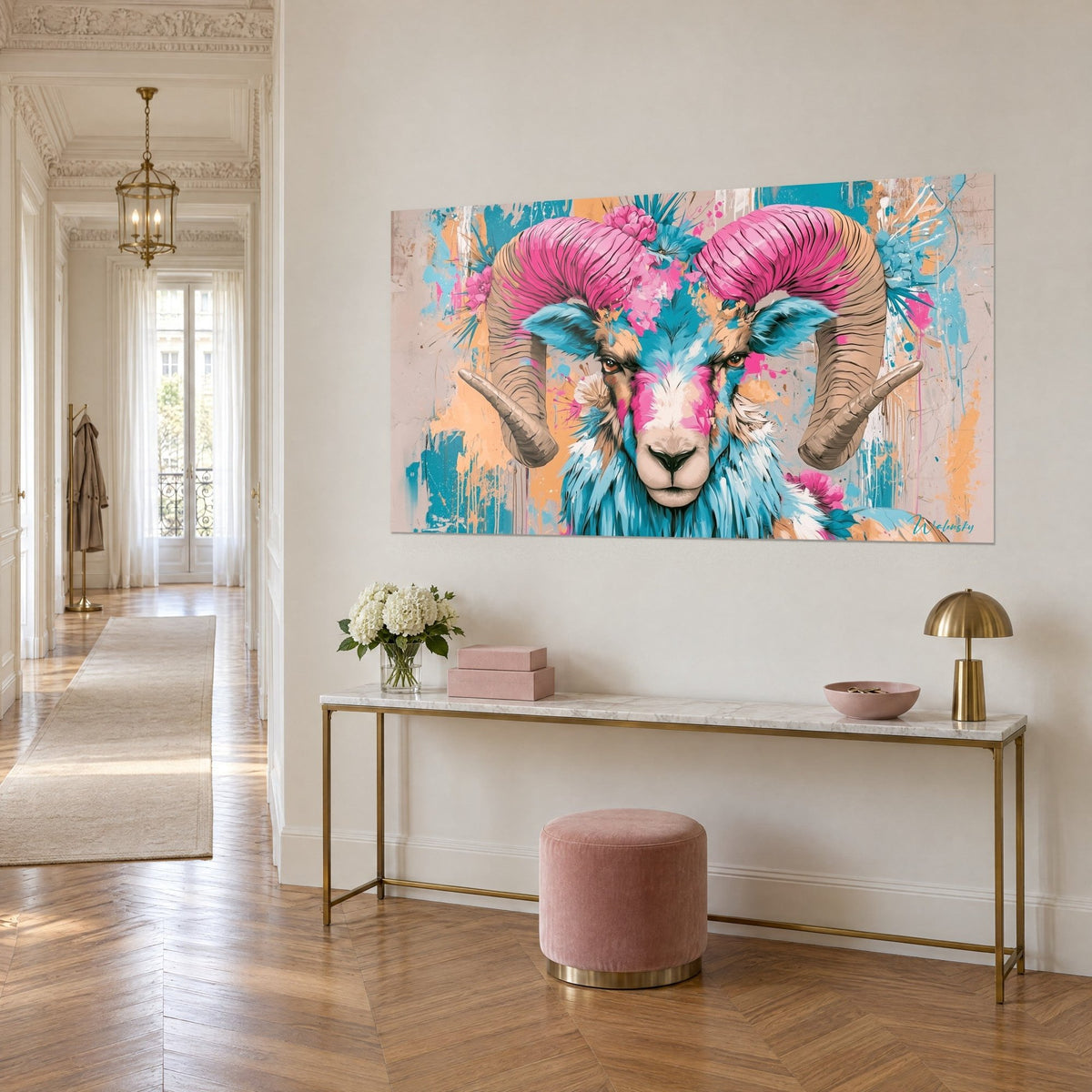 Cuadro retrato de muflón florecido, cuernos fucsia y hocico crema sobre fondo arena, colgado encima de una consola dorada haussmanniana