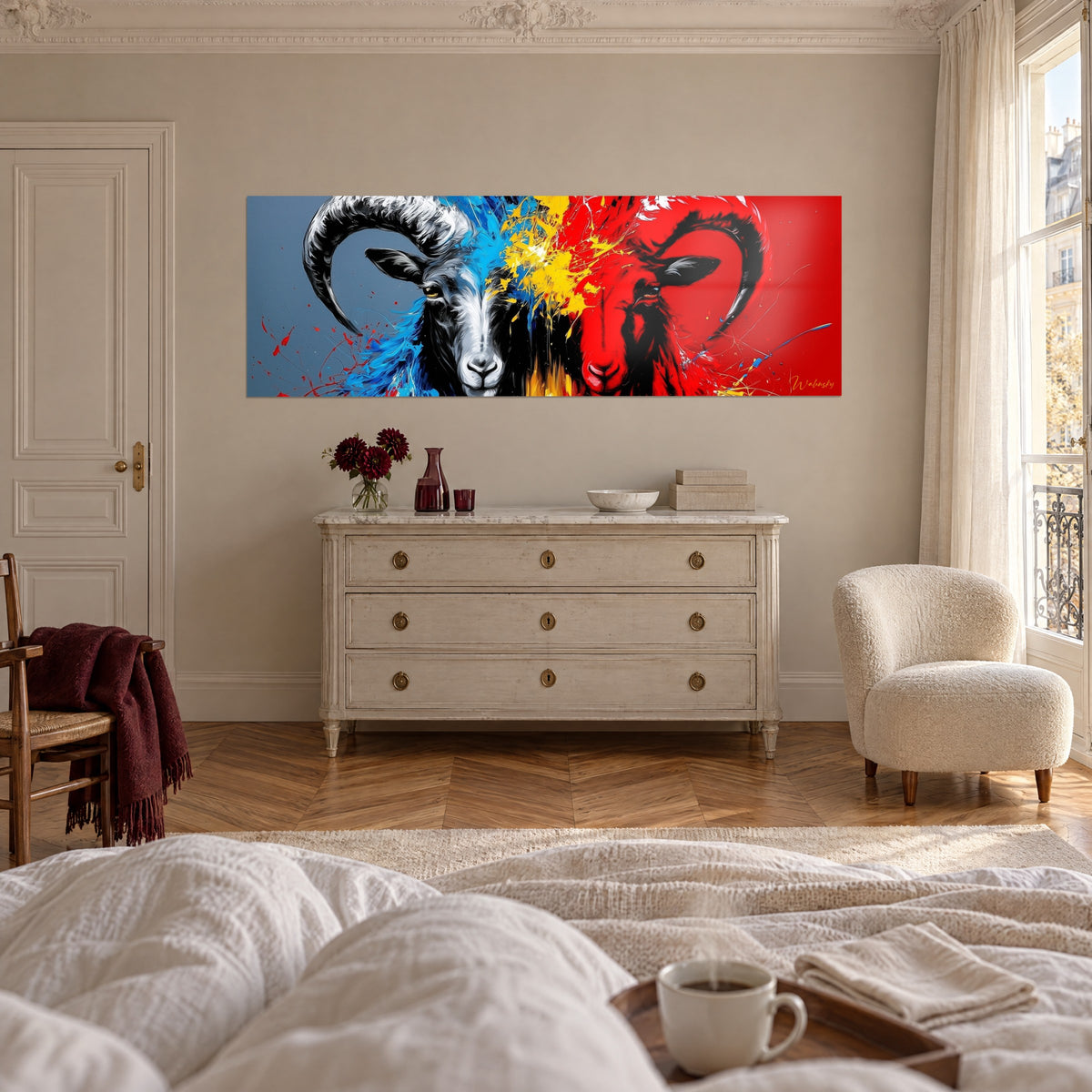 Gemälde mit zwei spiegelbildlichen Widdern einander gegenüber, graublauer Hintergrund und scharlachrotes Rot, gelbe Akzente, über einem Bett in einem hellen Schlafzimmer