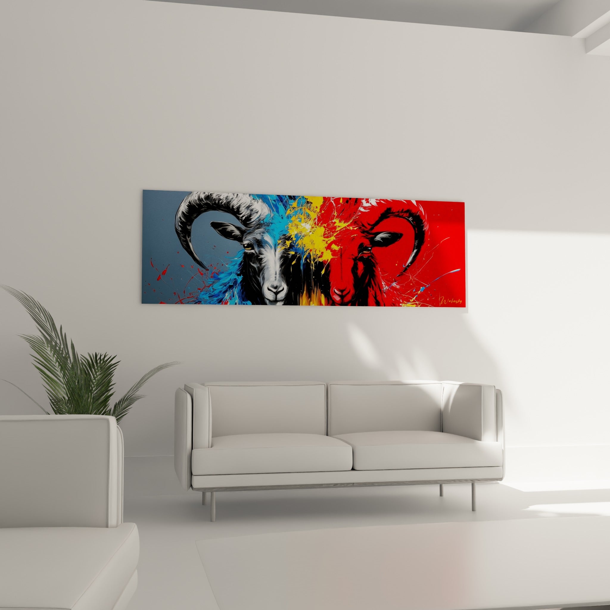 Bélier bicolore aux cornes recourbées, bleu électrique et rouge écarlate, au-dessus d'un canapé dans un salon lumineux
