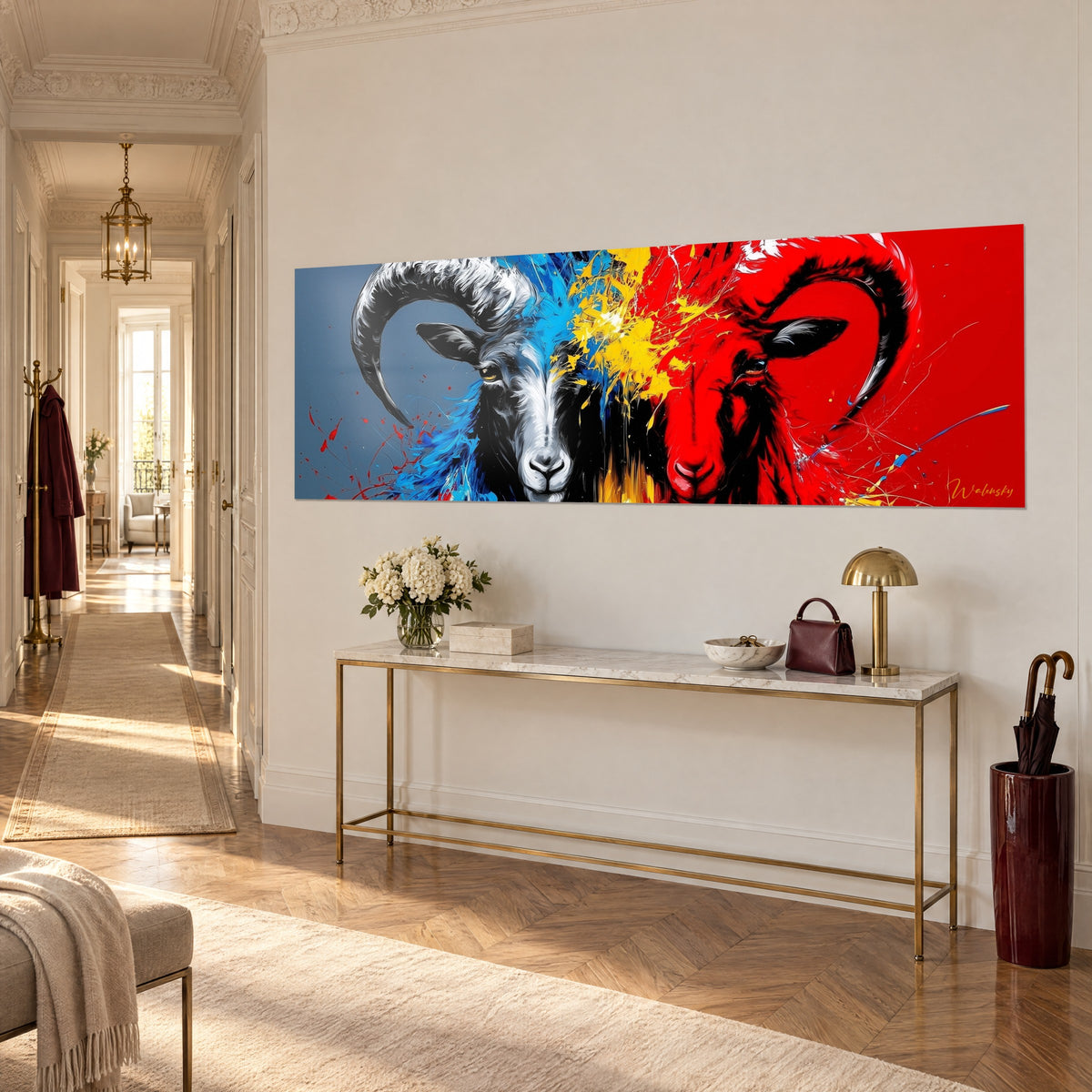 Gemälde mit zwei Widderköpfen, der eine in Schwarz und Azurblau, der andere in leuchtendem Rot, Dreiviertelansicht in einem Flur im Haussmann-Stil