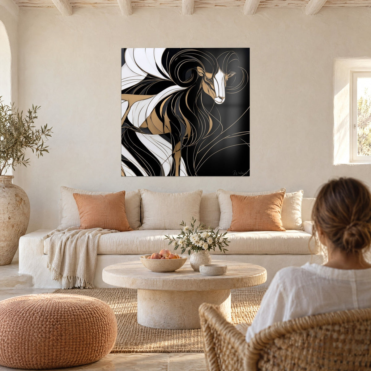Πίνακας stylized κριαριού με σπειροειδή μαύρα και χρυσά κέρατα και λευκό φόρεμα από κορδέλες, πάνω από καναπέ σε φωτεινό σαλόνι