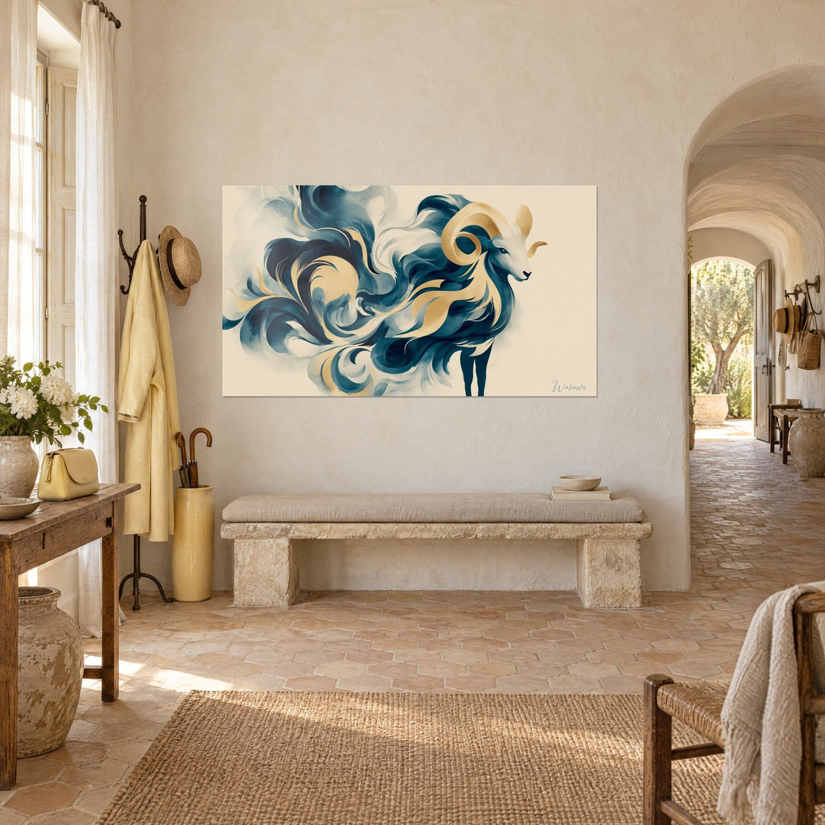 Quadro pecora maestosa e vortici d'inchiostro blu notte arricchiti d'oro, appeso sopra una panca in pietra, casolare provenzale