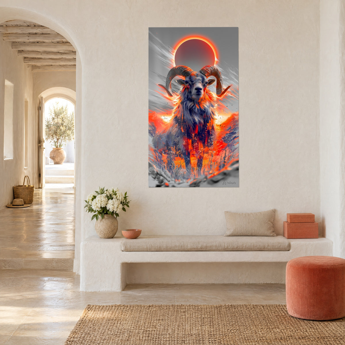 Tableau mouflon à grandes cornes face à un soleil noir cerclé de feu, tons orange et gris, vu de trois-quarts dans un salon voûté