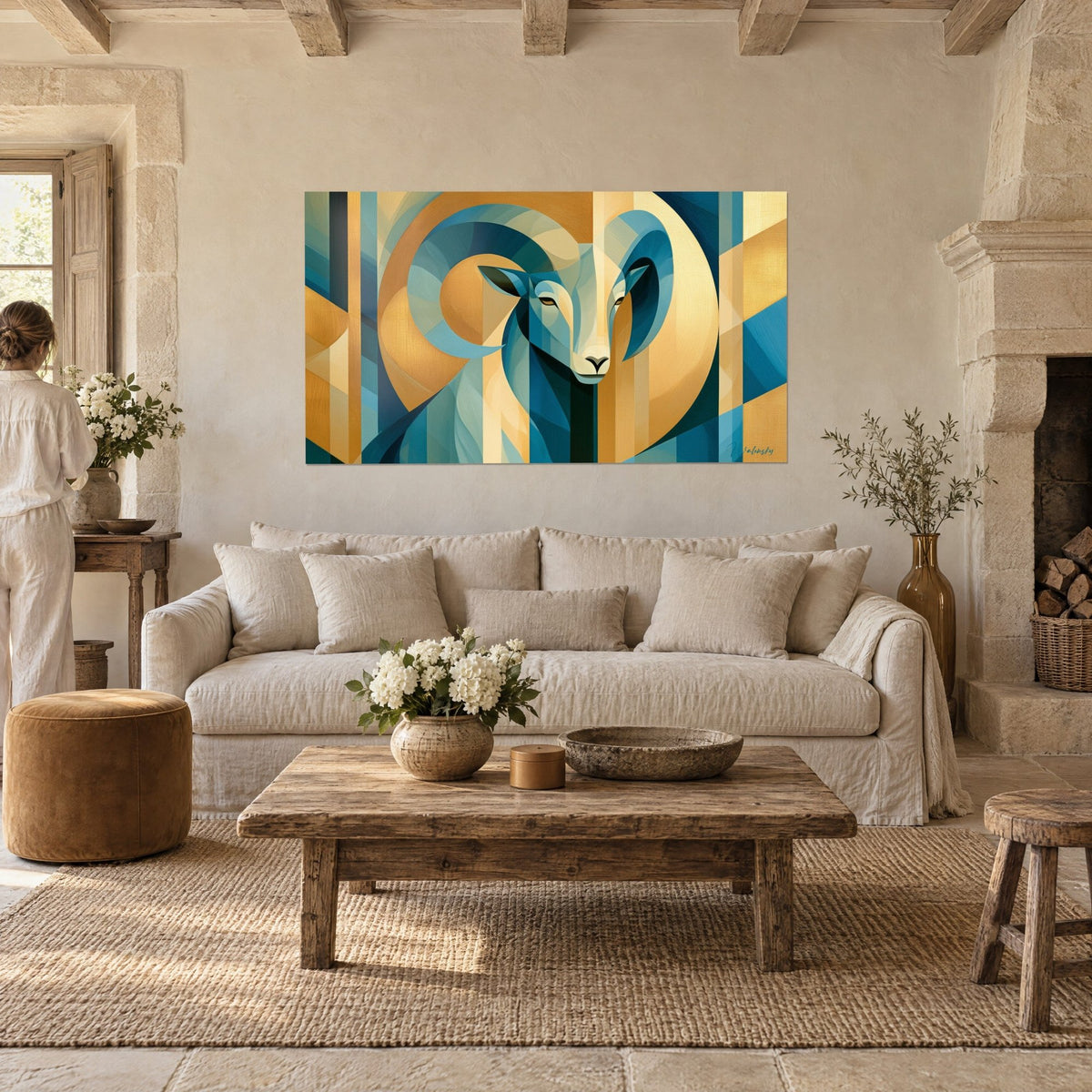 Quadro di un ariete stilizzato con corna dorate a spirale su sfondo blu petrolio, persona di spalle, sopra un divano in un soggiorno luminoso