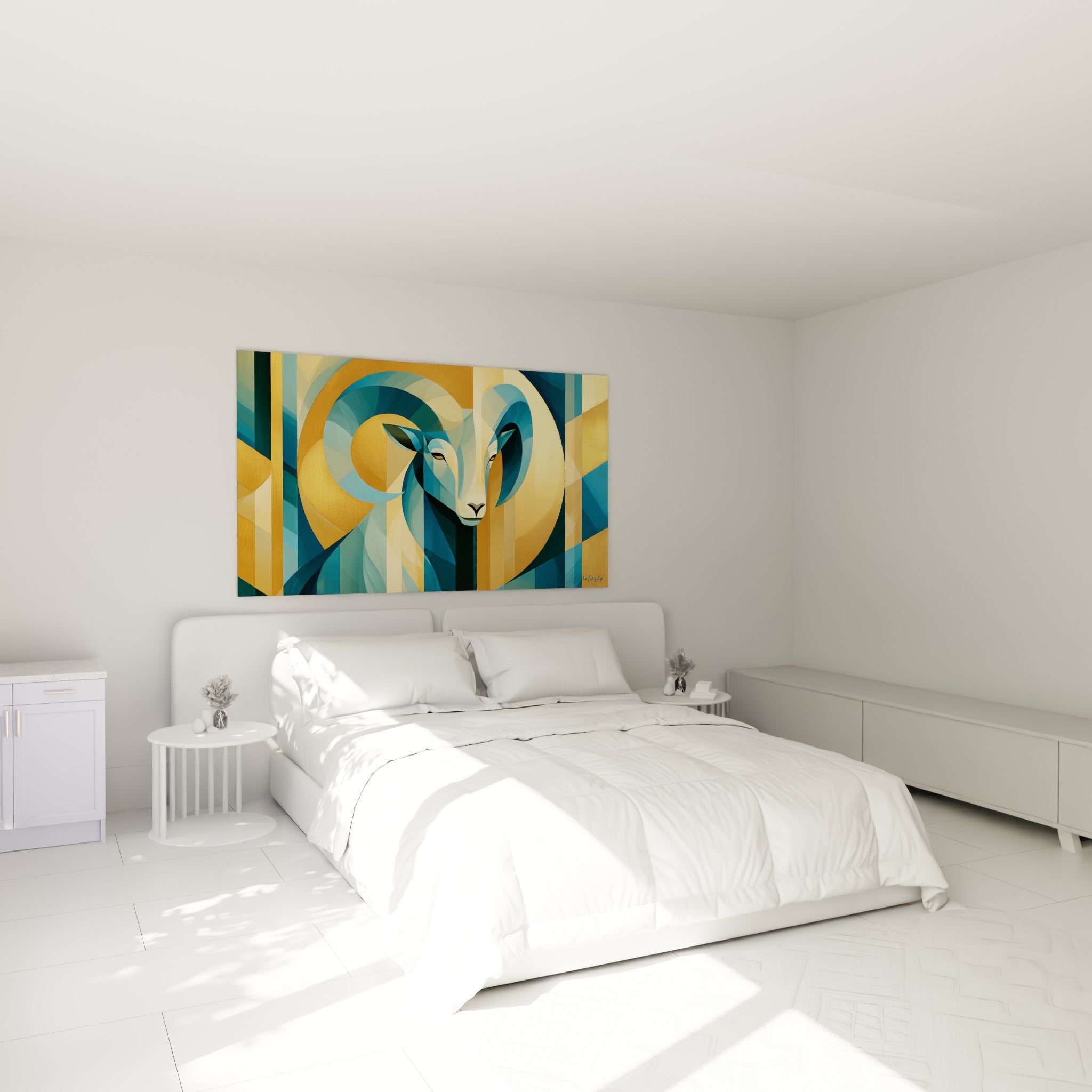 Cornes dorées enroulées et visage bleu ardoise du bélier accrochés au-dessus d'un lit dans une chambre claire