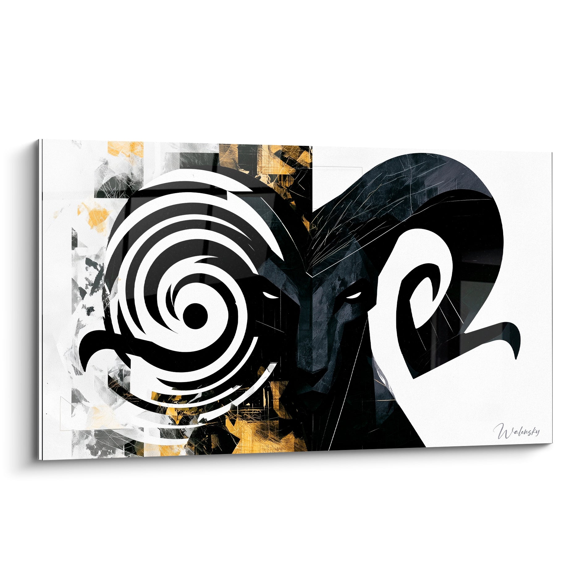 Bélier au visage anthracite et cornes noires, spirale blanche et dorée en contraste graphique
