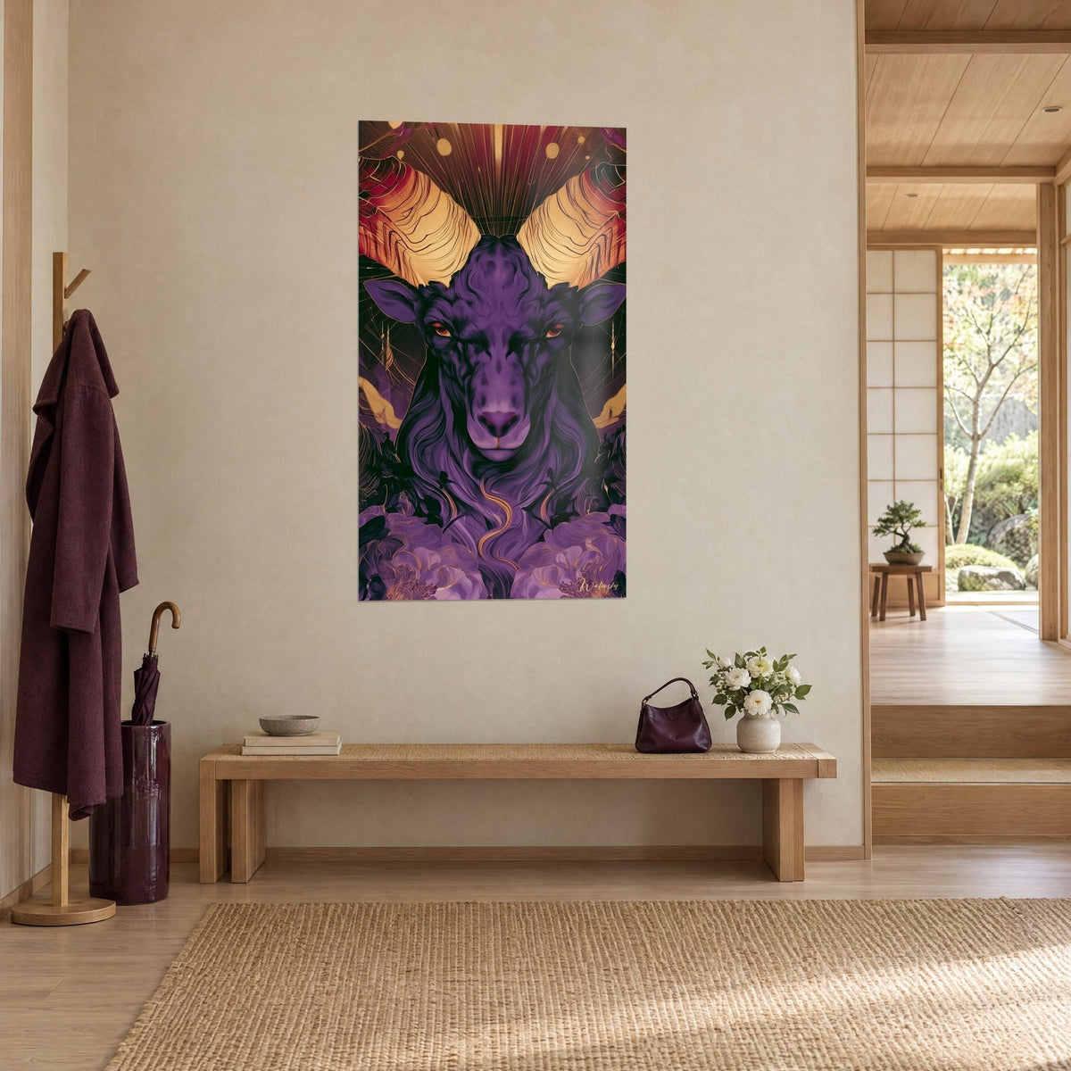 Quadro testa d'ariete in porpora e ocra dallo sguardo penetrante, appeso in un ingresso japandi con panca di legno e cappotto bordeaux