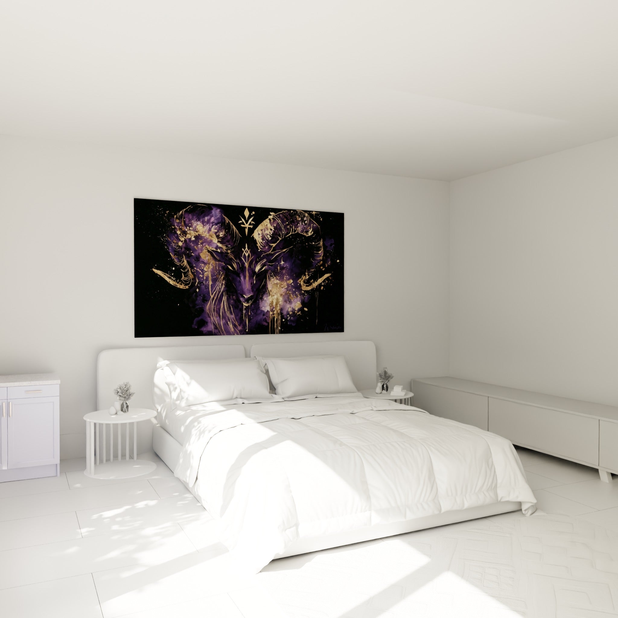 Cornes dorées et visage violet du bélier apparaissant au-dessus d'un lit dans une chambre claire