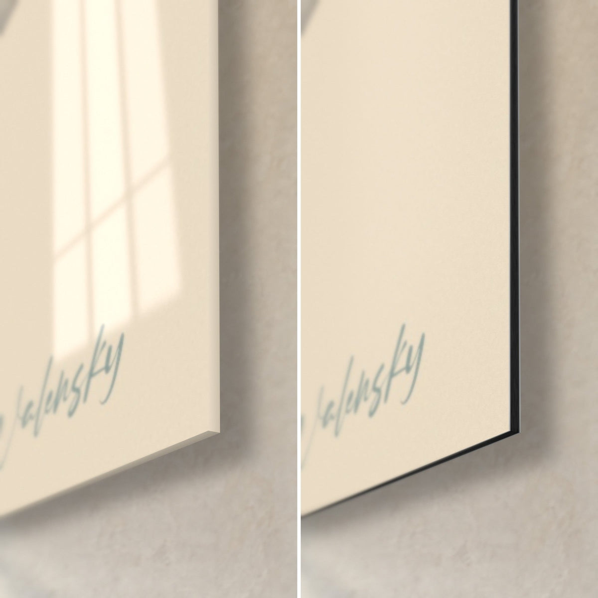 Quadro muflone stilizzato blu navy e crema, angolo in basso a destra: vetro lucido a sinistra, Dibond opaco a destra, bordo di 3 mm