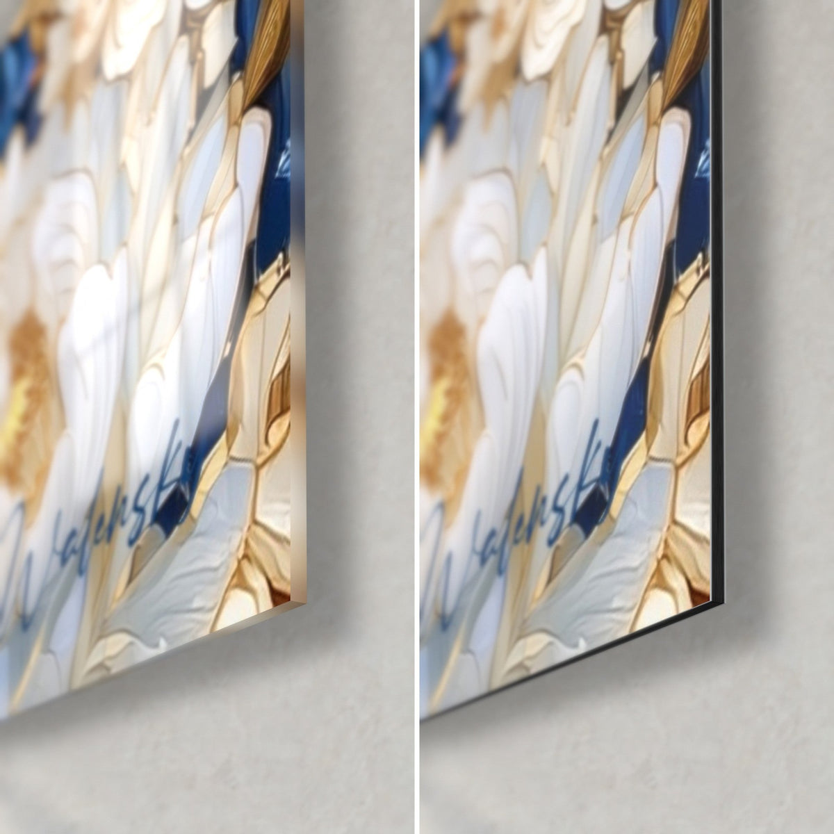 Quadro ariete ornamentale, angolo in basso a destra: vetro acrilico lucido a sinistra, Dibond opaco a destra, fiori bianchi, dettagli blu e oro