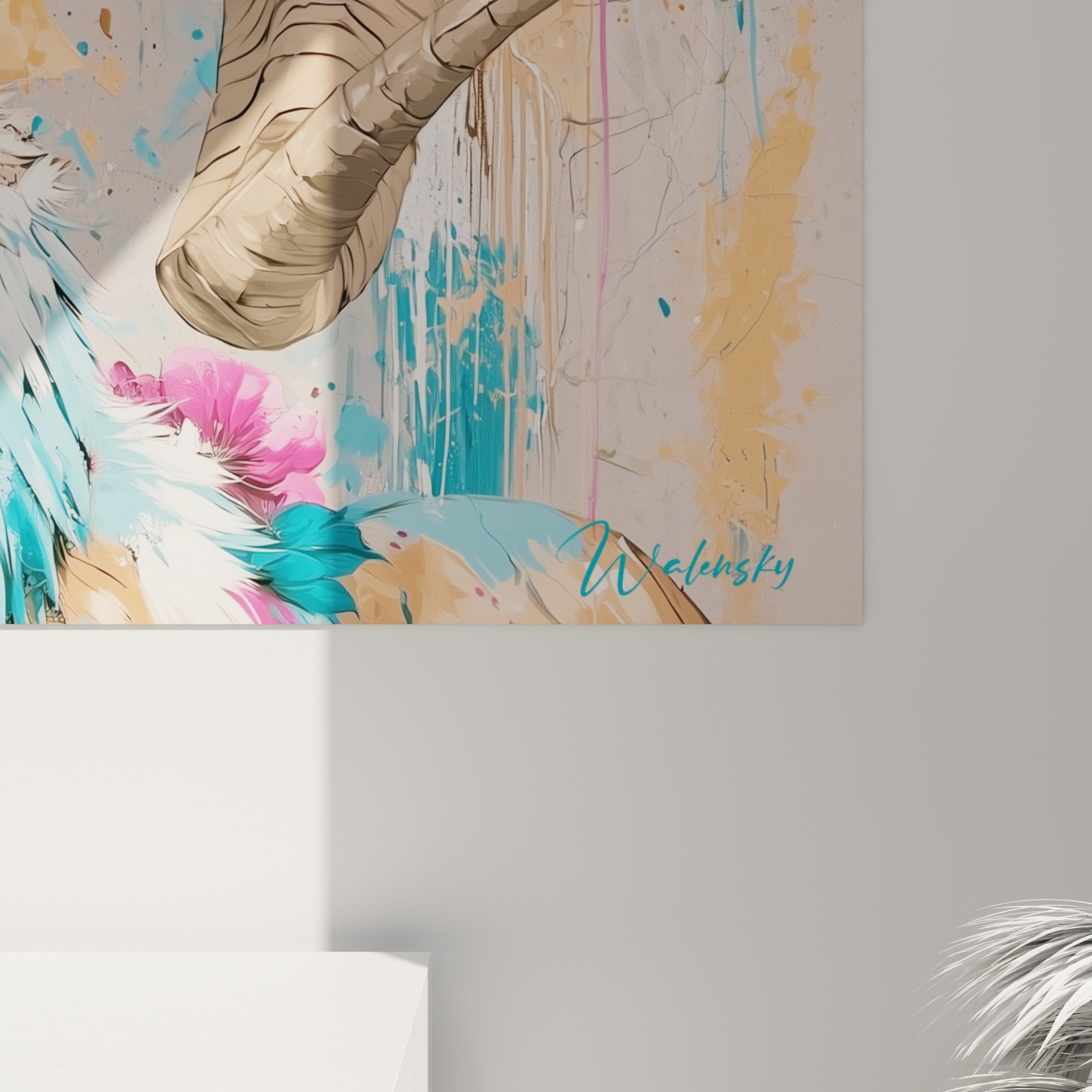 Stries des cornes roses et coulures turquoise du Bélier, grain de peinture visible en gros plan