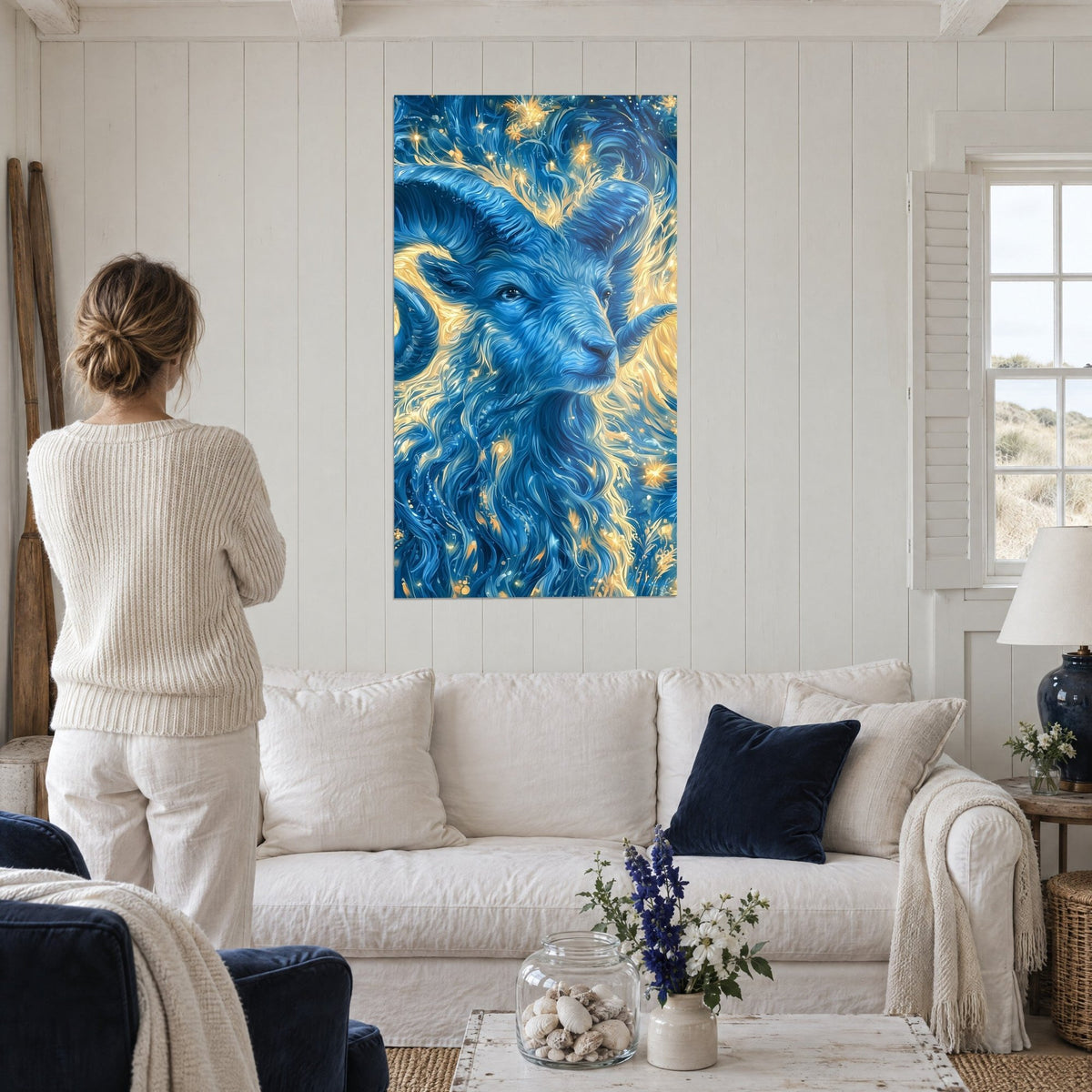 Quadro ariete blu dalle corna a spirale in un turbine dorato di stelle, sopra un divano in un soggiorno luminoso