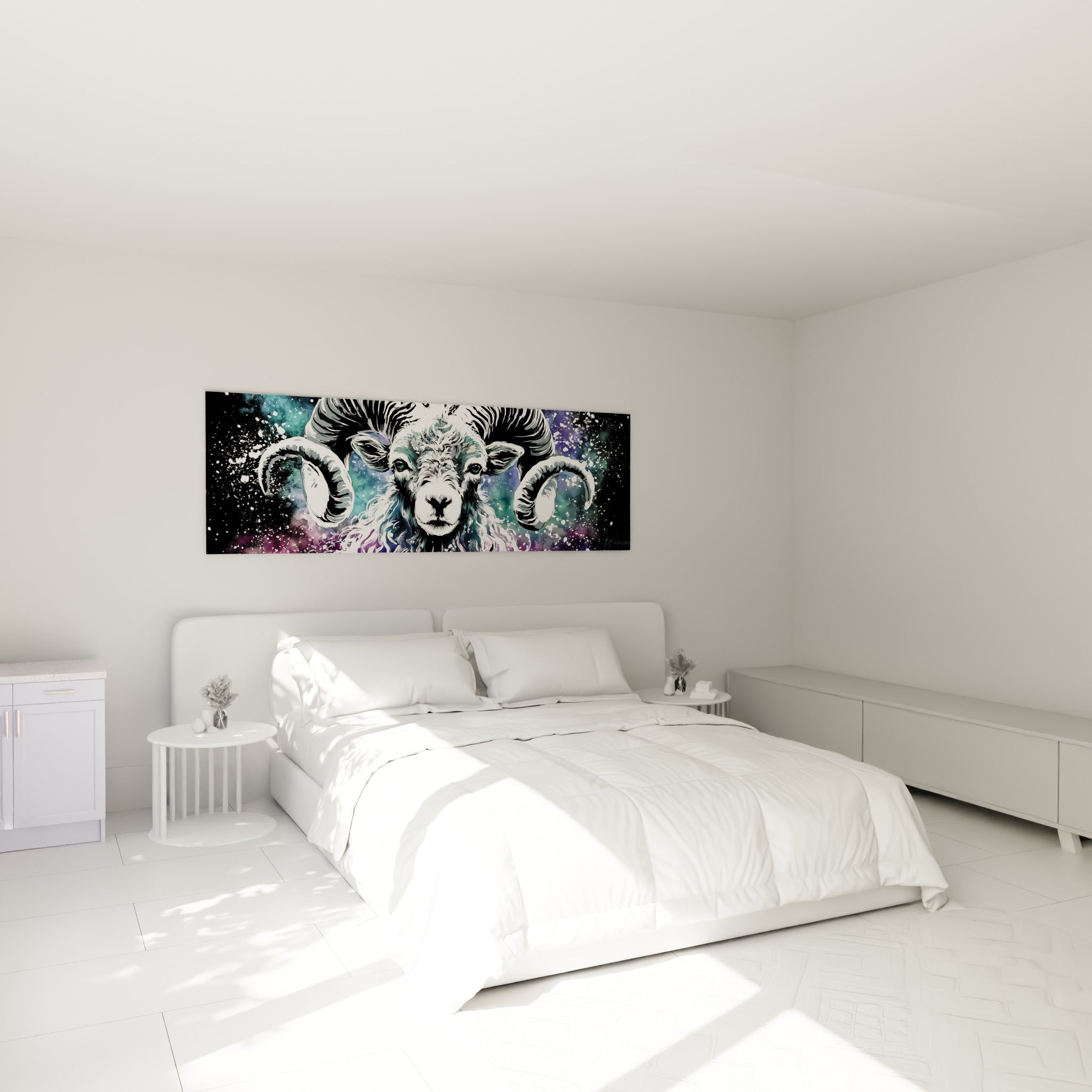 Cornes enroulées et pelage turquoise du Bélier accrochés au-dessus d'un lit dans une chambre claire.