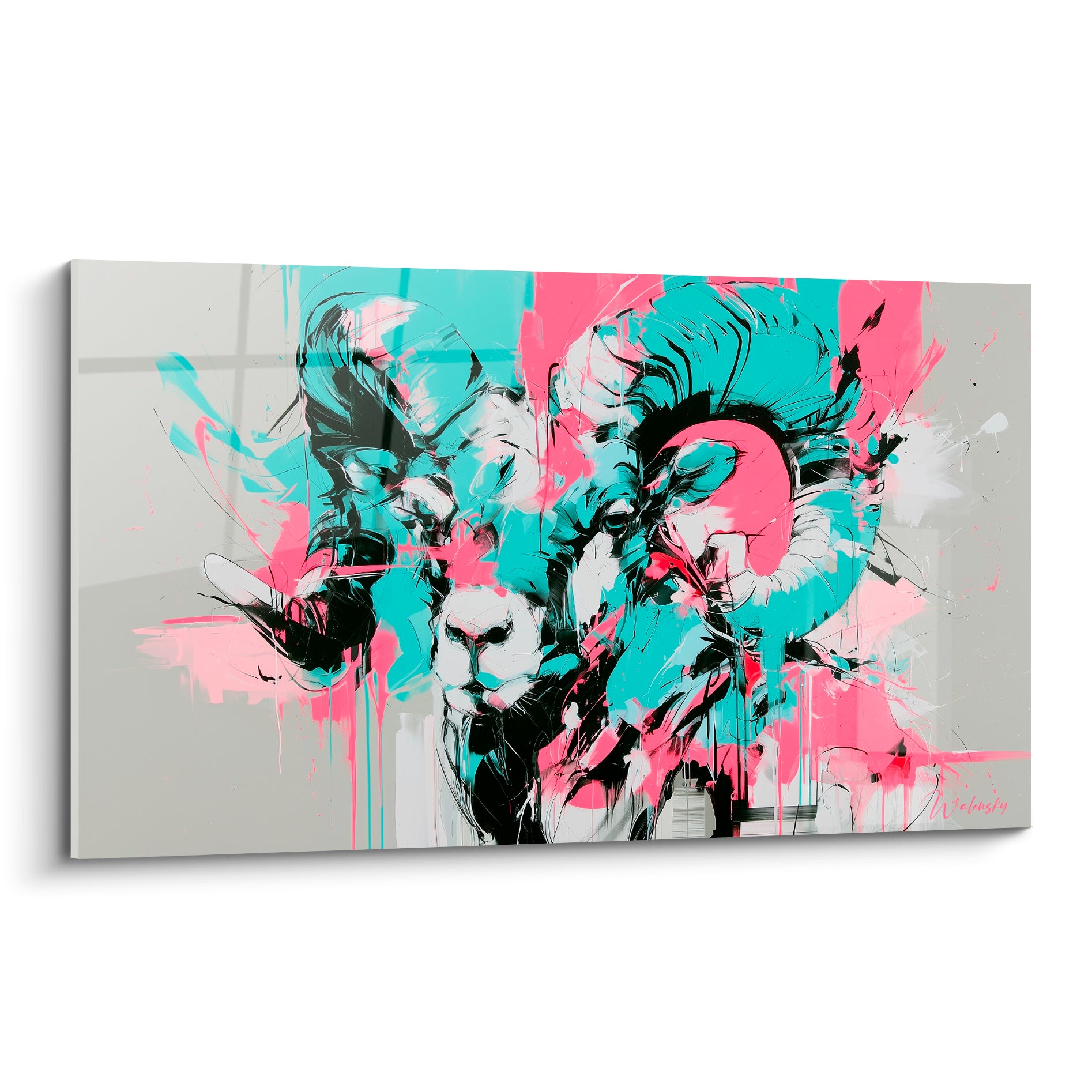 Bélier aux cornes turquoise et éclaboussures roses, regard frontal intense sur fond gris neutre