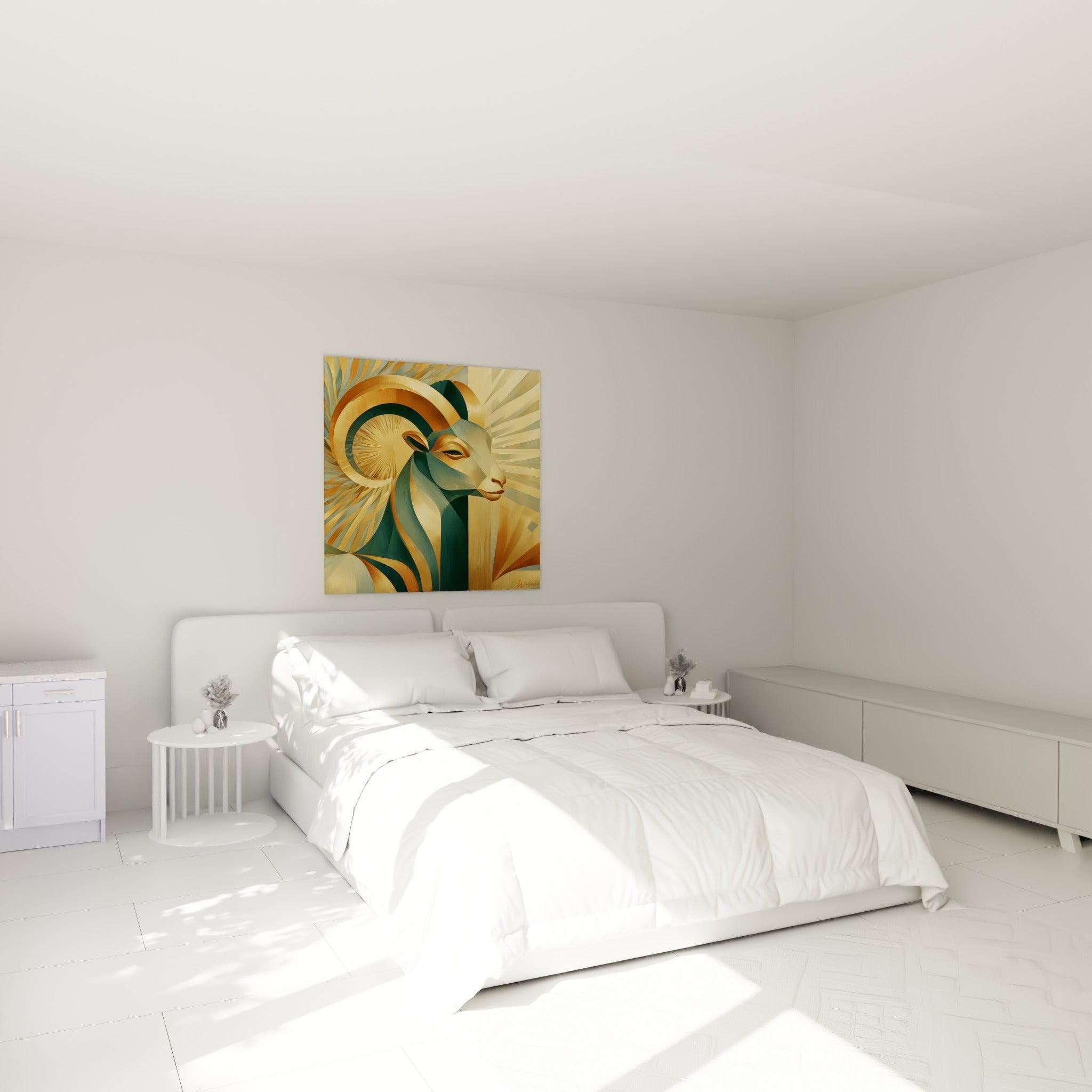 Corne spiralée dorée et verte du Bélier accrochée au-dessus d'un lit dans une chambre claire
