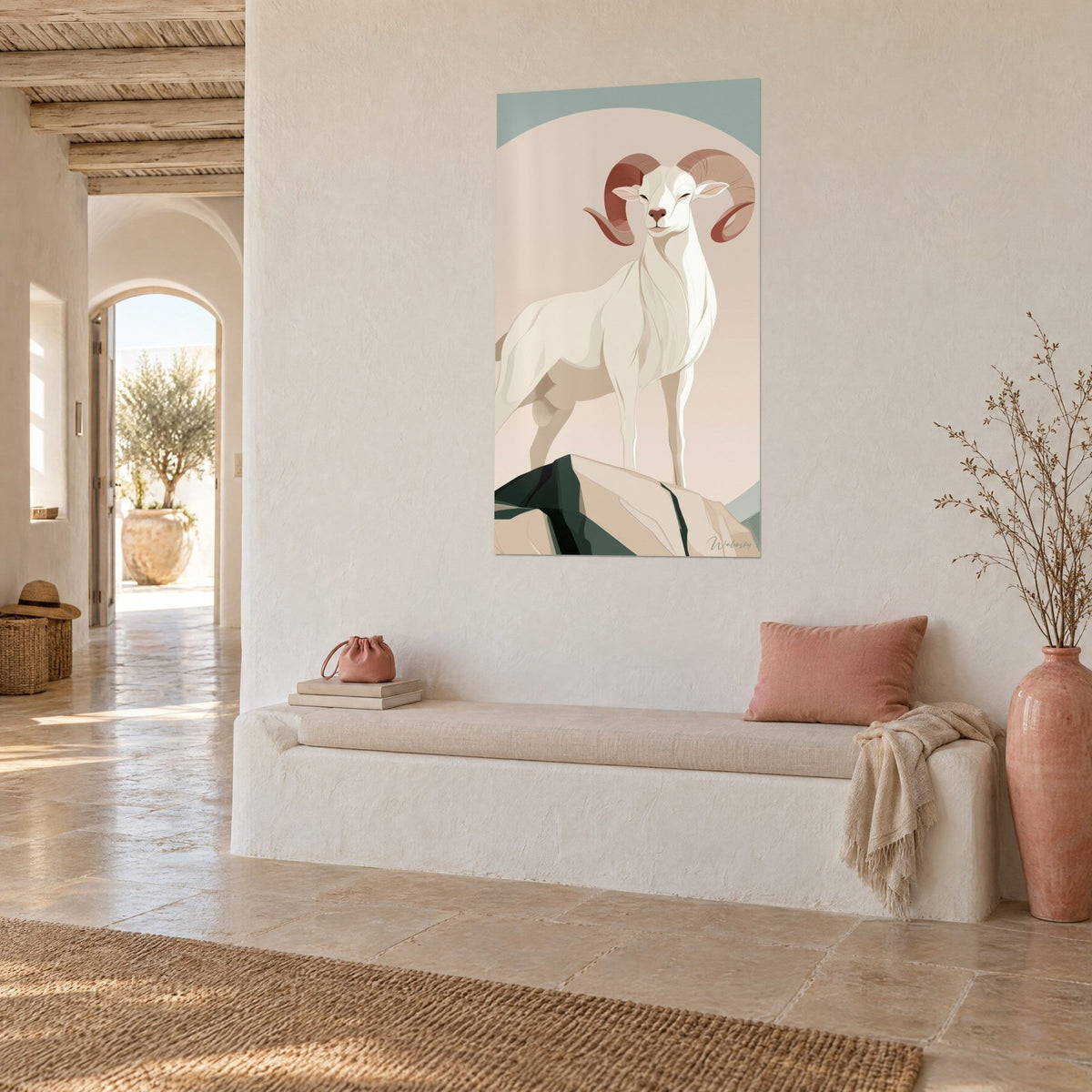 Quadro muflone bianco crema eretto sulla sua roccia verde scuro, alone beige rosato, parete calce e panca, casa mediterranea