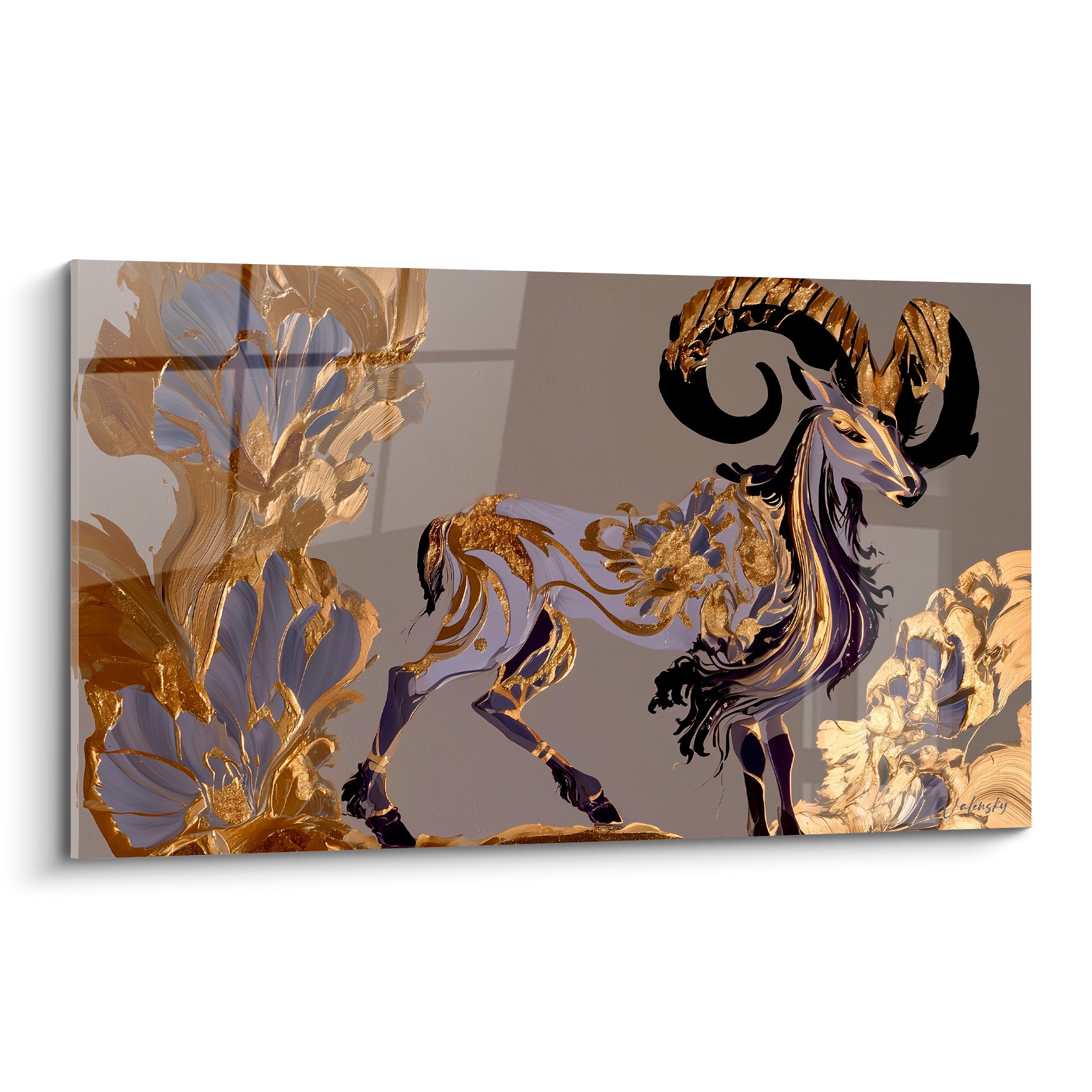 Bélier violet et doré aux cornes noires torsadées, entouré de motifs floraux dorés éclatants