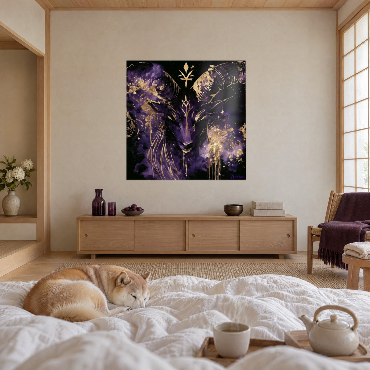 Schilderij gehoornde ram in diep paars en goud, opgehangen tegenover een wit bed waarin een shiba slaapt, van achteren gezien, boven een bed in een lichte slaapkamer