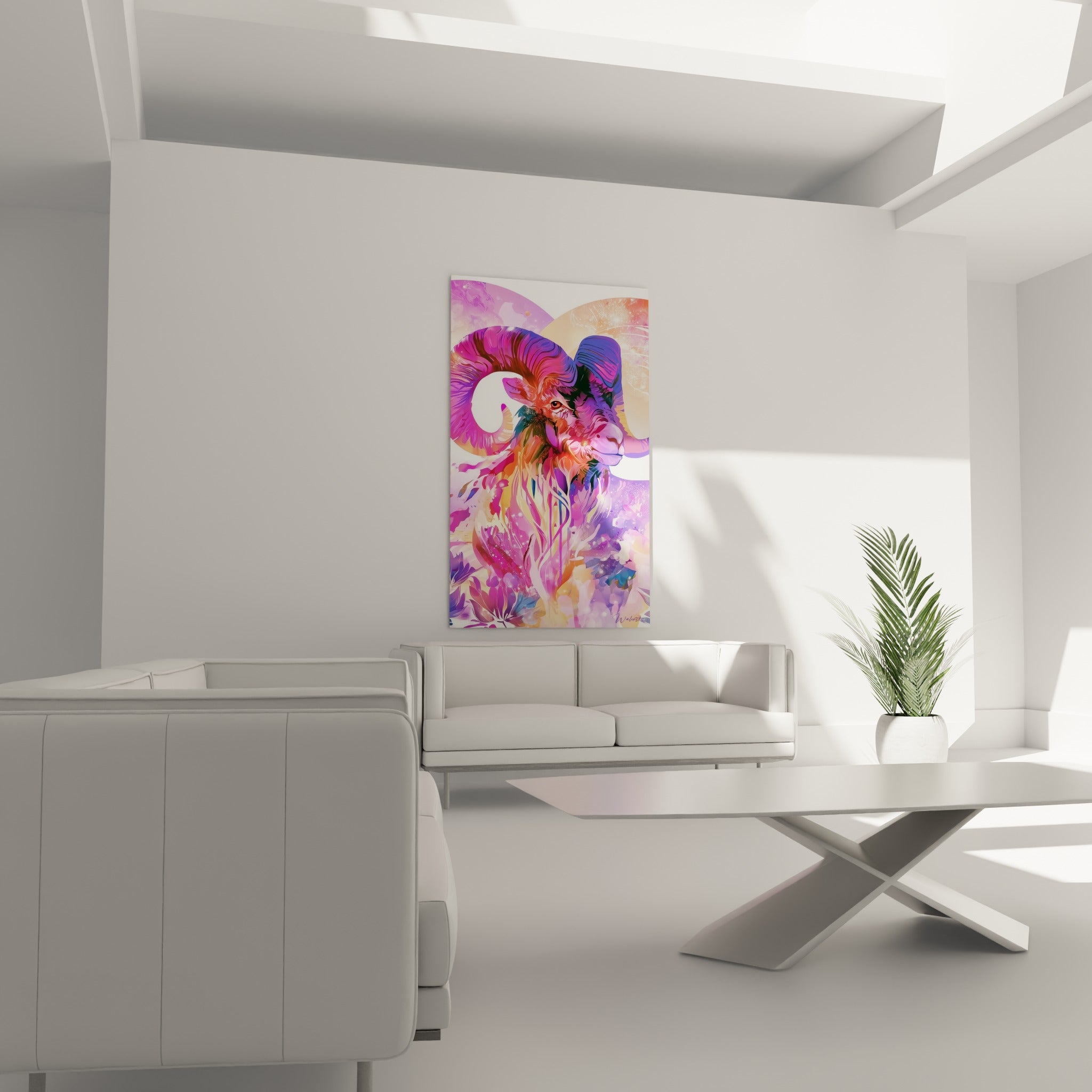 Tête de bélier violette et rose vif au regard perçant, suspendue au-dessus d'un canapé dans un salon lumineux