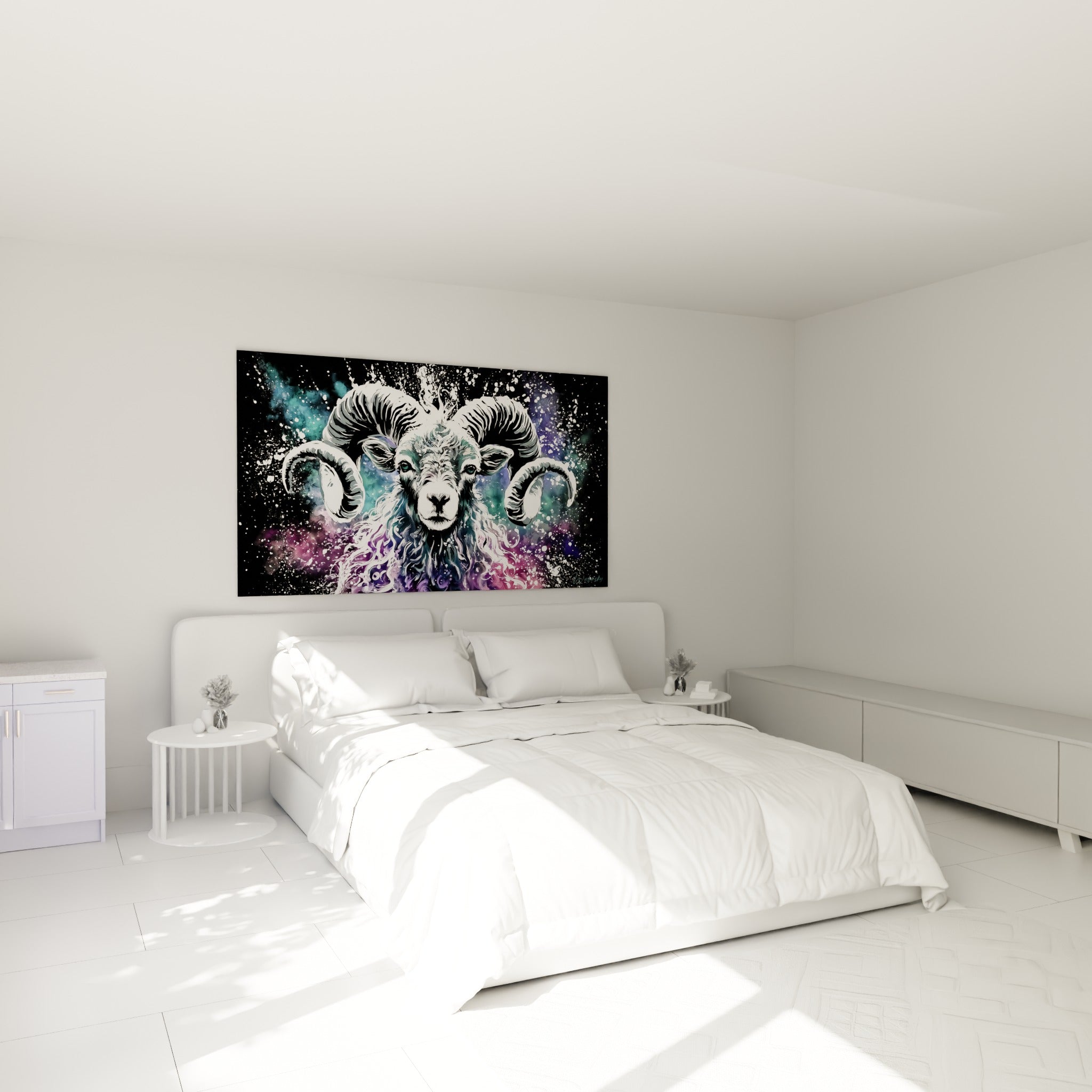 Cornes puissantes et regard intense du Bélier violet et turquoise, au-dessus d'un lit dans une chambre claire