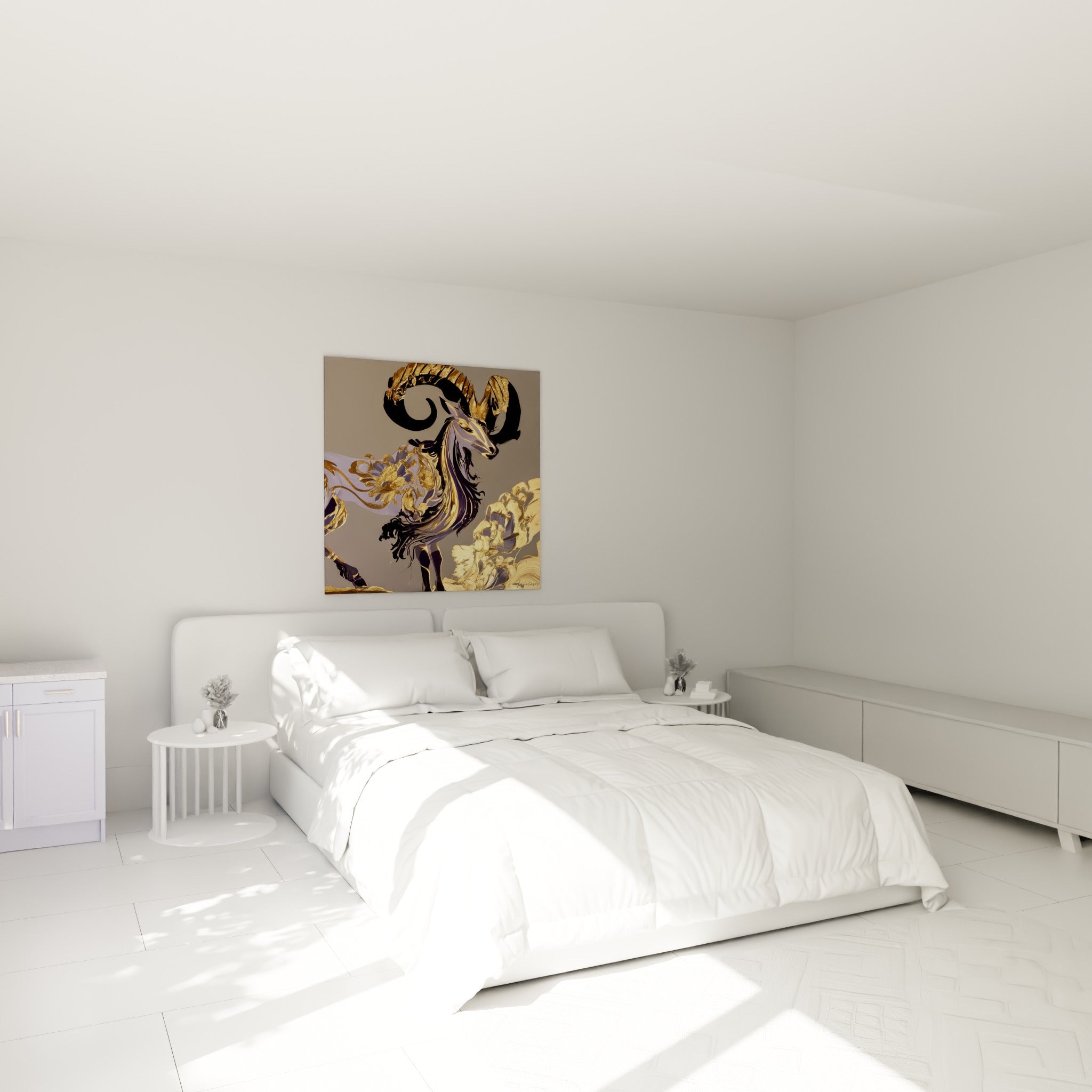 Créature au corps violine et cornes dorées, accrochée au-dessus d'un lit dans une chambre claire