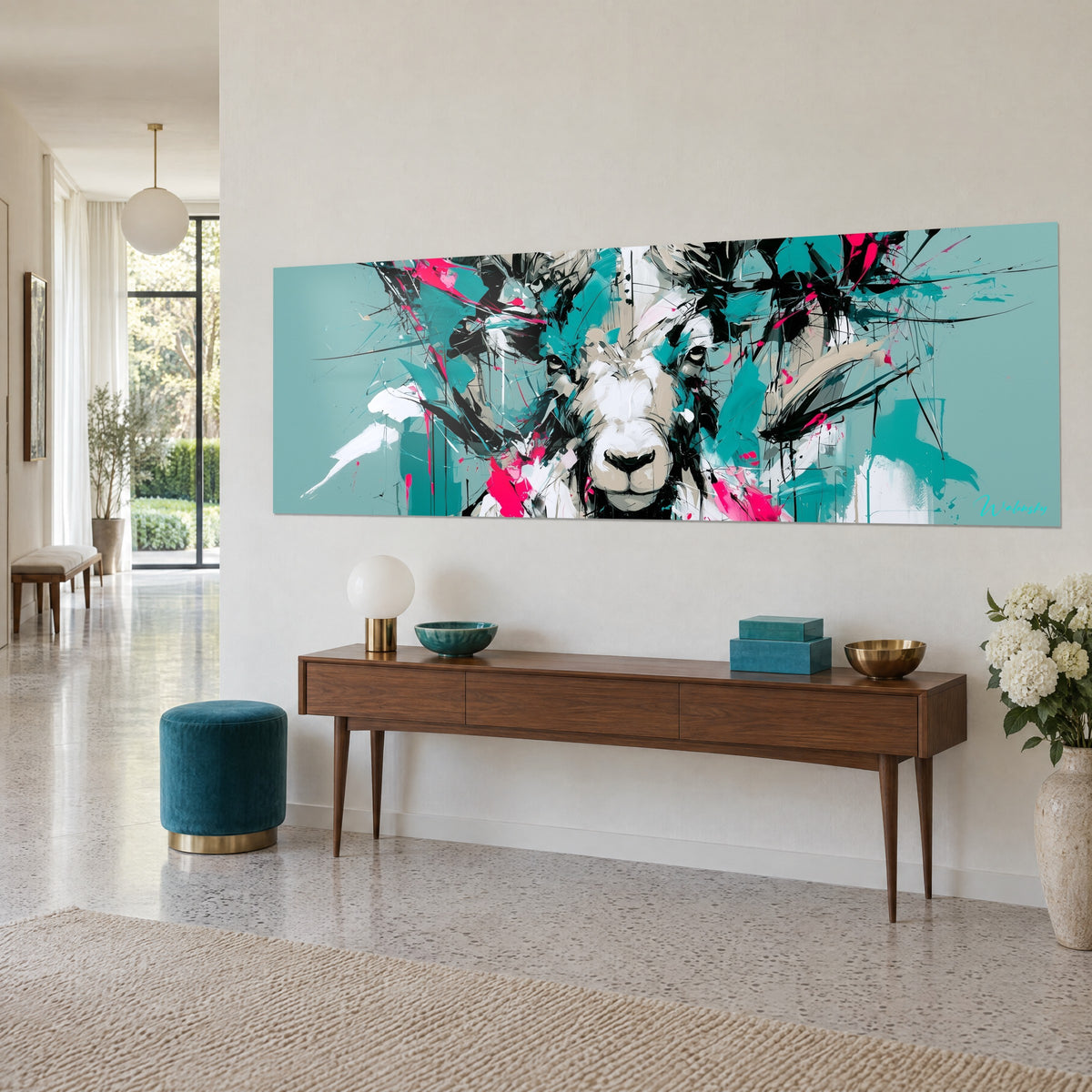 Schilderij witte geitenkop in wit en zand, nerveuze zwarte streken, roze en turquoise vlekken, opgehangen boven een houten console en een blauwe poef