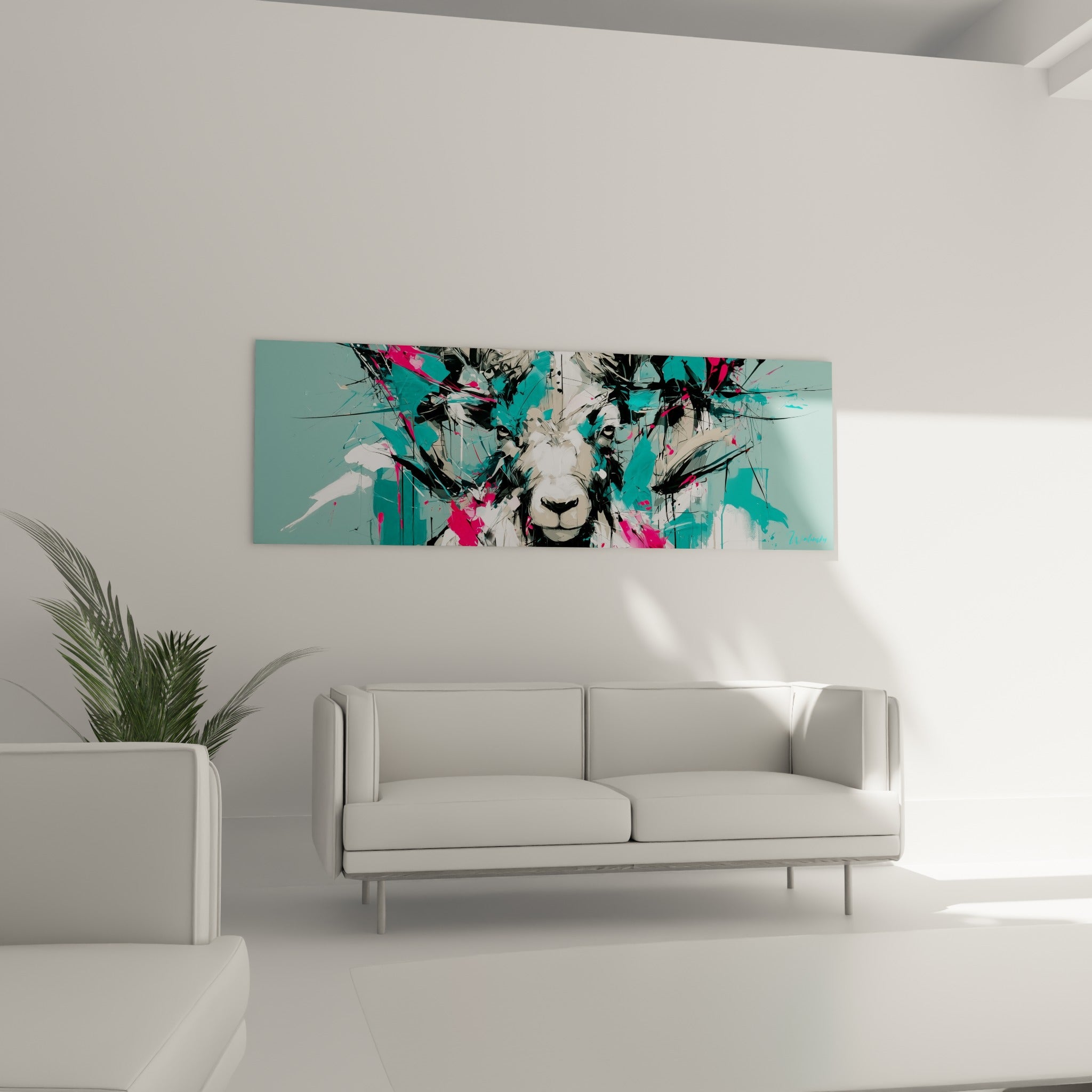 Visage blanc et beige du bélier cerné de turquoise au-dessus d'un canapé dans un salon lumineux