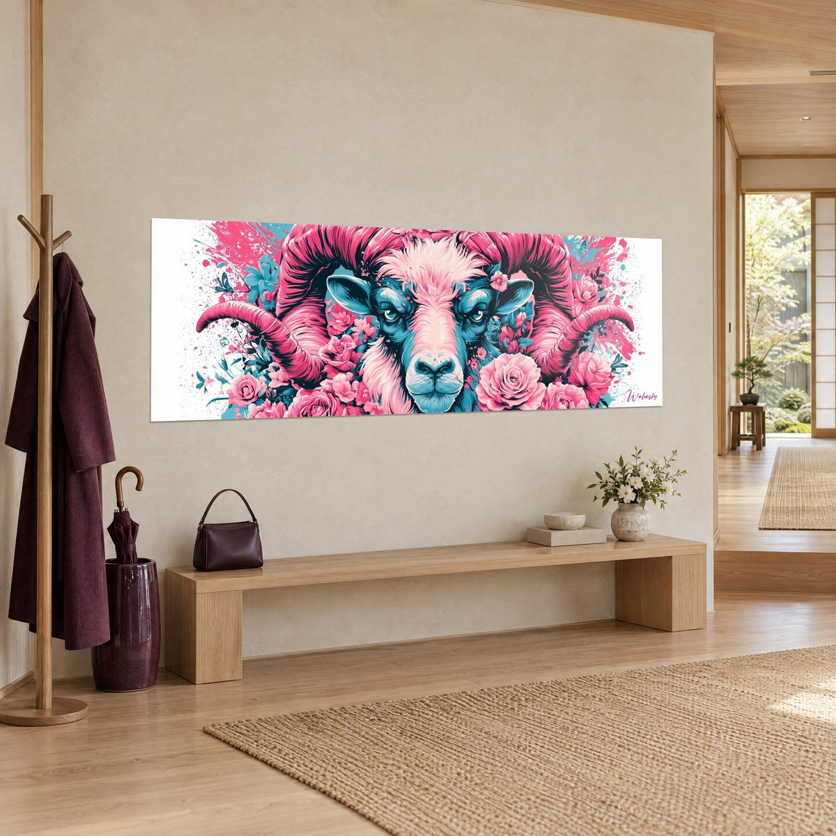 Quadro testa di montone cornuto incorniciata da rose rosa cipria, schizzi turchesi e lampone, vista di tre quarti su una panca in legno