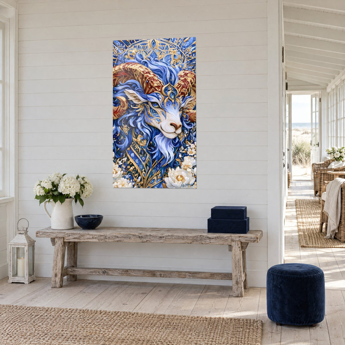 Quadro testa di pecora cornuta, lana blu notte e gioielli dorati, peonie avorio, vista di tre quarti su parete bianca a pannelli