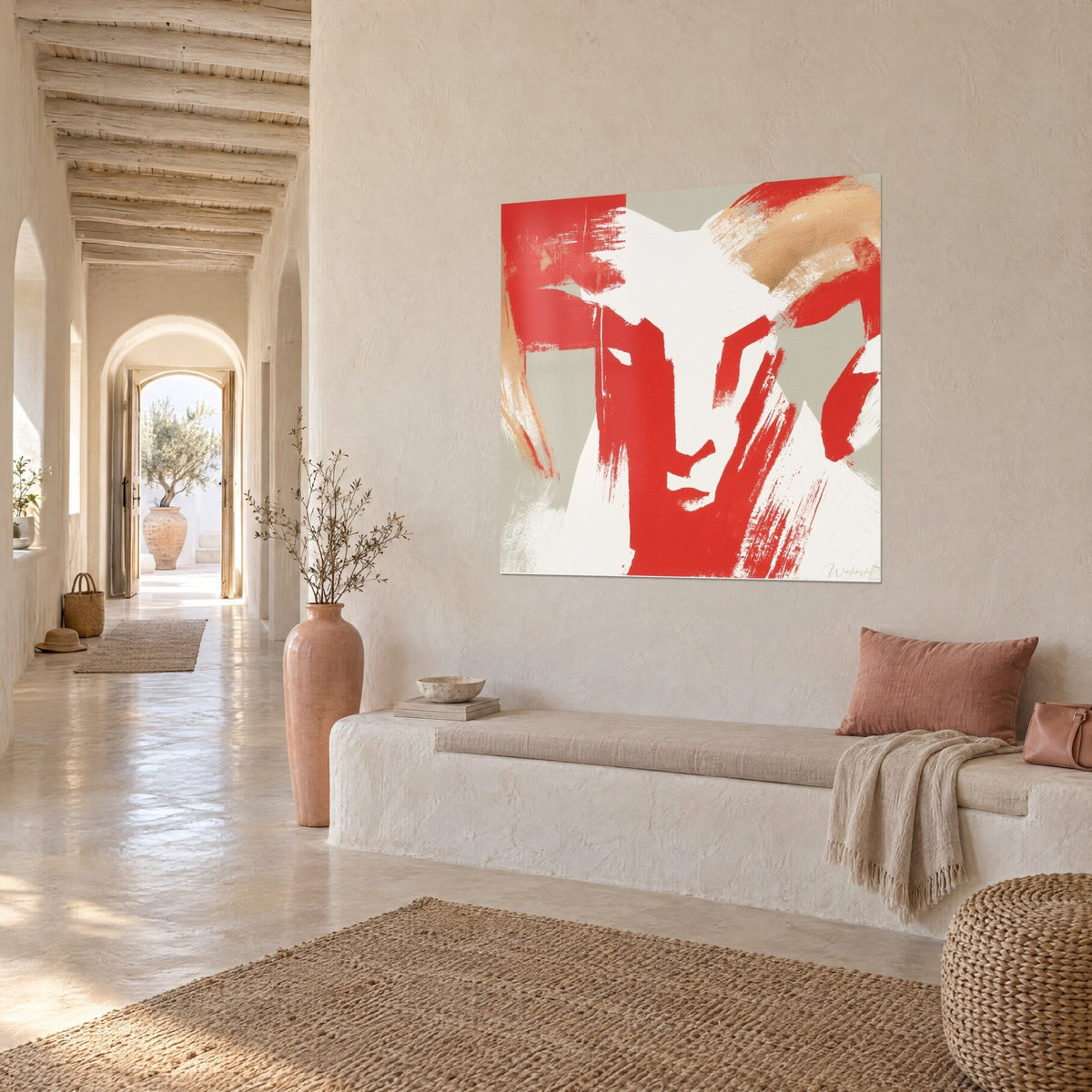 Tableau tête de bélier géométrique rouge écarlate et blanc crème, cornes dorées, mur chaulé d'une galerie voûtée à arches