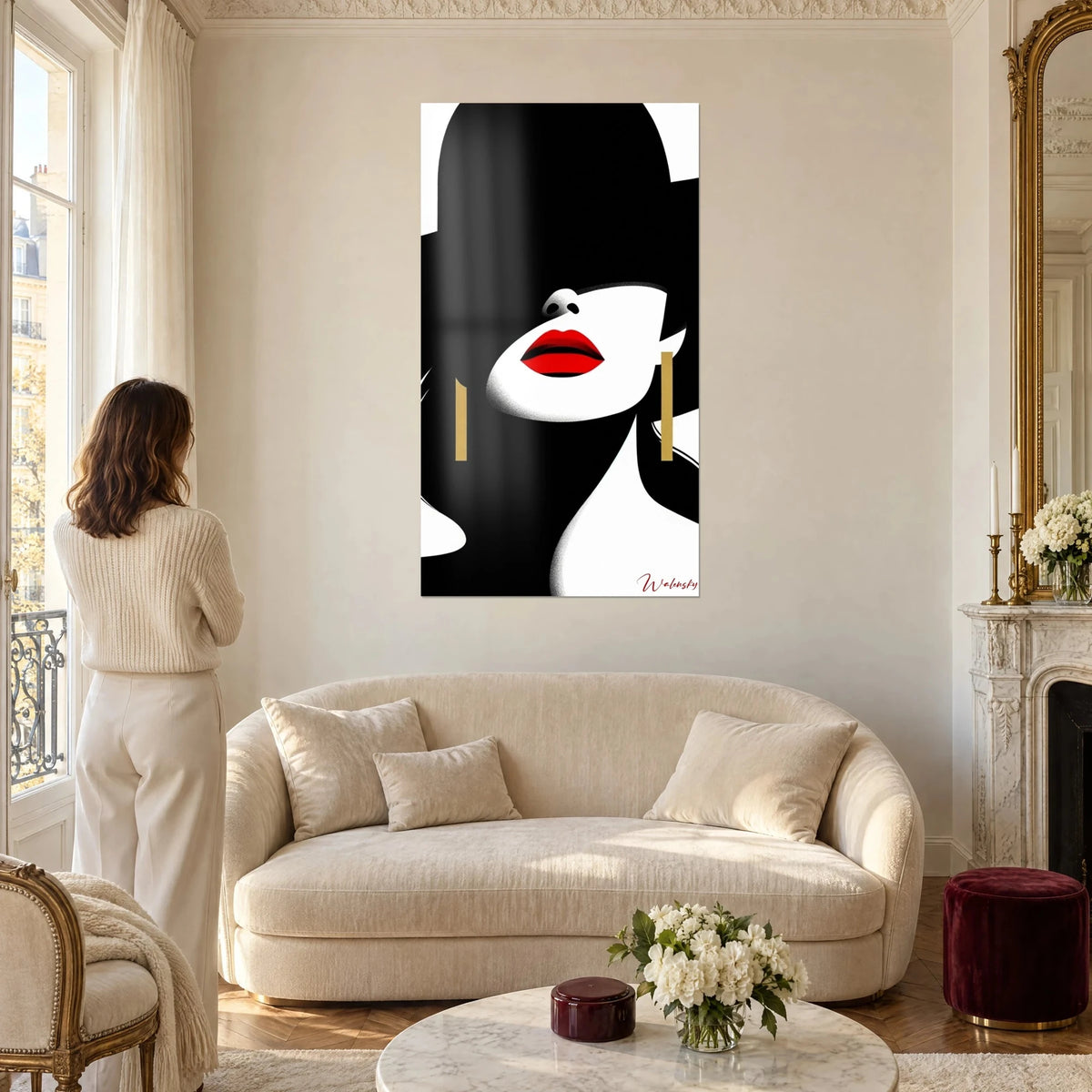 Tableau femme au chapeau noir et lèvres rouges, boucles d'oreilles dorées, au-dessus d'un canapé dans un salon lumineux