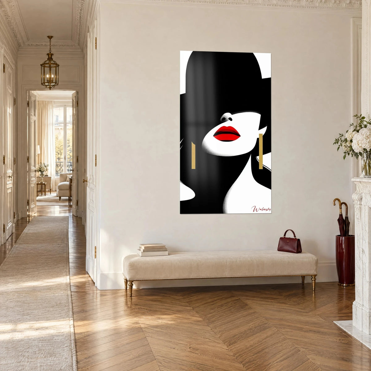 Tableau silhouette glamour au large chapeau d'encre, bouche écarlate et pendants or, vue de trois-quarts dans un couloir