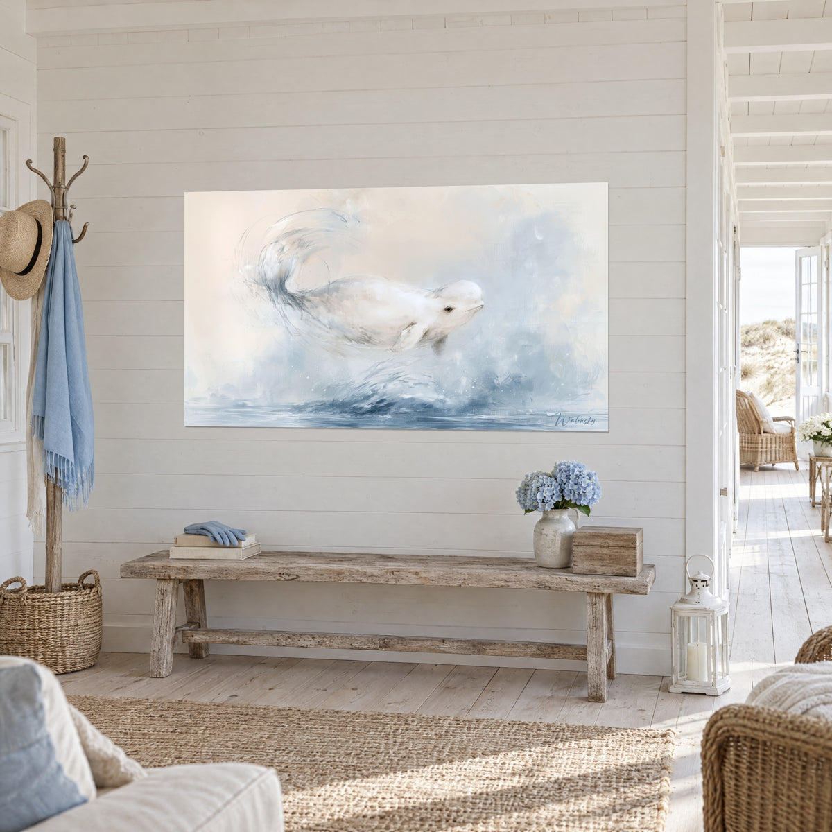 Tableau cétacé blanc aux traits de fusain gris, queue en spirale sur fond beige rosé, mur de lambris et banc en bois brut