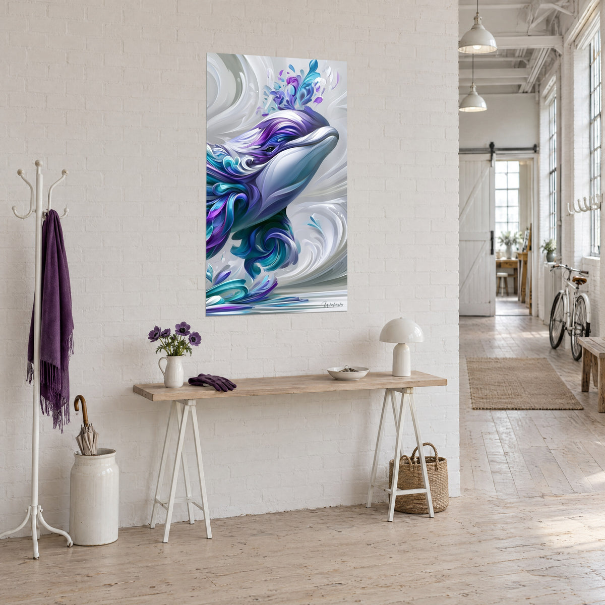 Tableau cétacé blanc aux vagues d'écume mauve et sarcelle, jaillissement de pétales, vu de trois-quarts dans un loft clair
