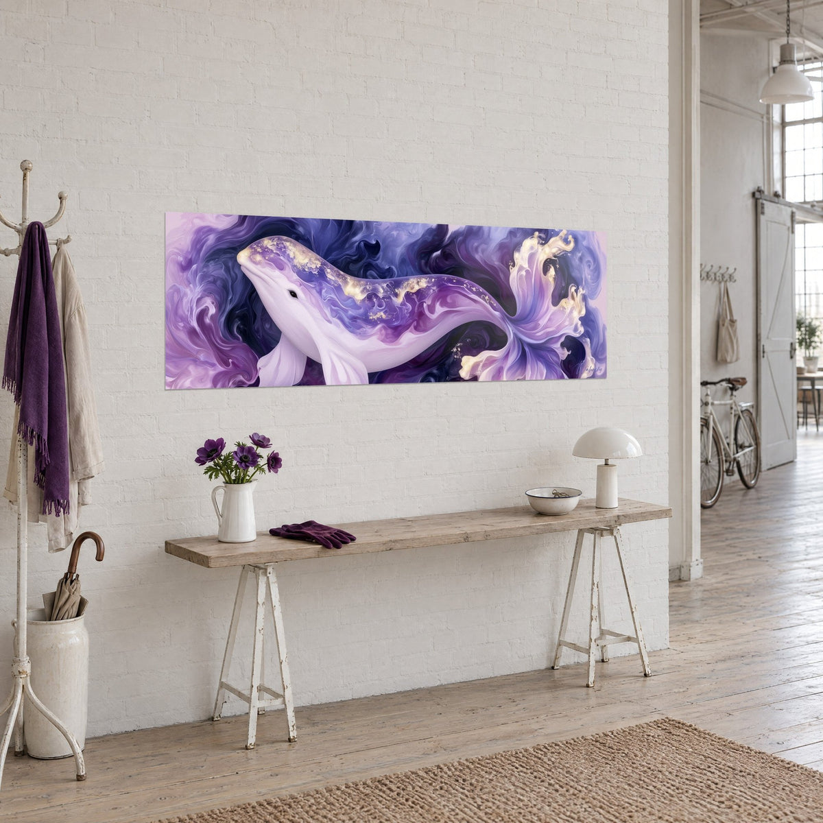 Πίνακας λευκού κητώδους με περλέ απόχρωση σε δίνη ινδικού και μοβ, ουρά από χρυσά πέταλα, σε τοίχο από λευκά τούβλα