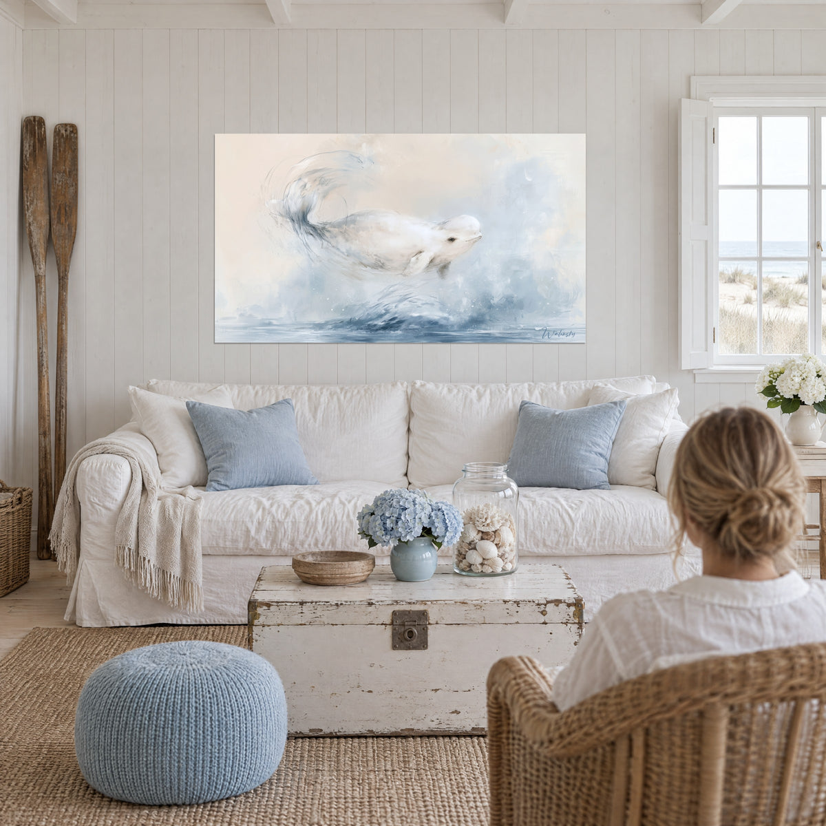 Tableau béluga laiteux jaillissant d'une vague, brume bleu poudré et fond crème, au-dessus d'un canapé dans un salon lumineux