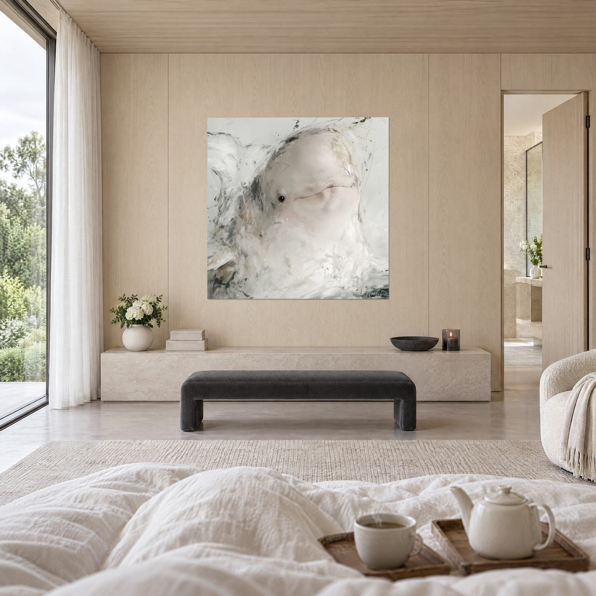 Schilderij ivoorkleurig zeezoogdier met donker oog, gouden glinsteringen en antracietgrijs, boven een bed in een lichte slaapkamer