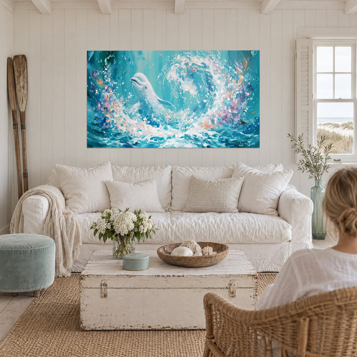 Tableau béluga blanc surgissant d'une spirale d'écume turquoise, fleurs roses et orangées, au-dessus d'un canapé dans un salon lumineux