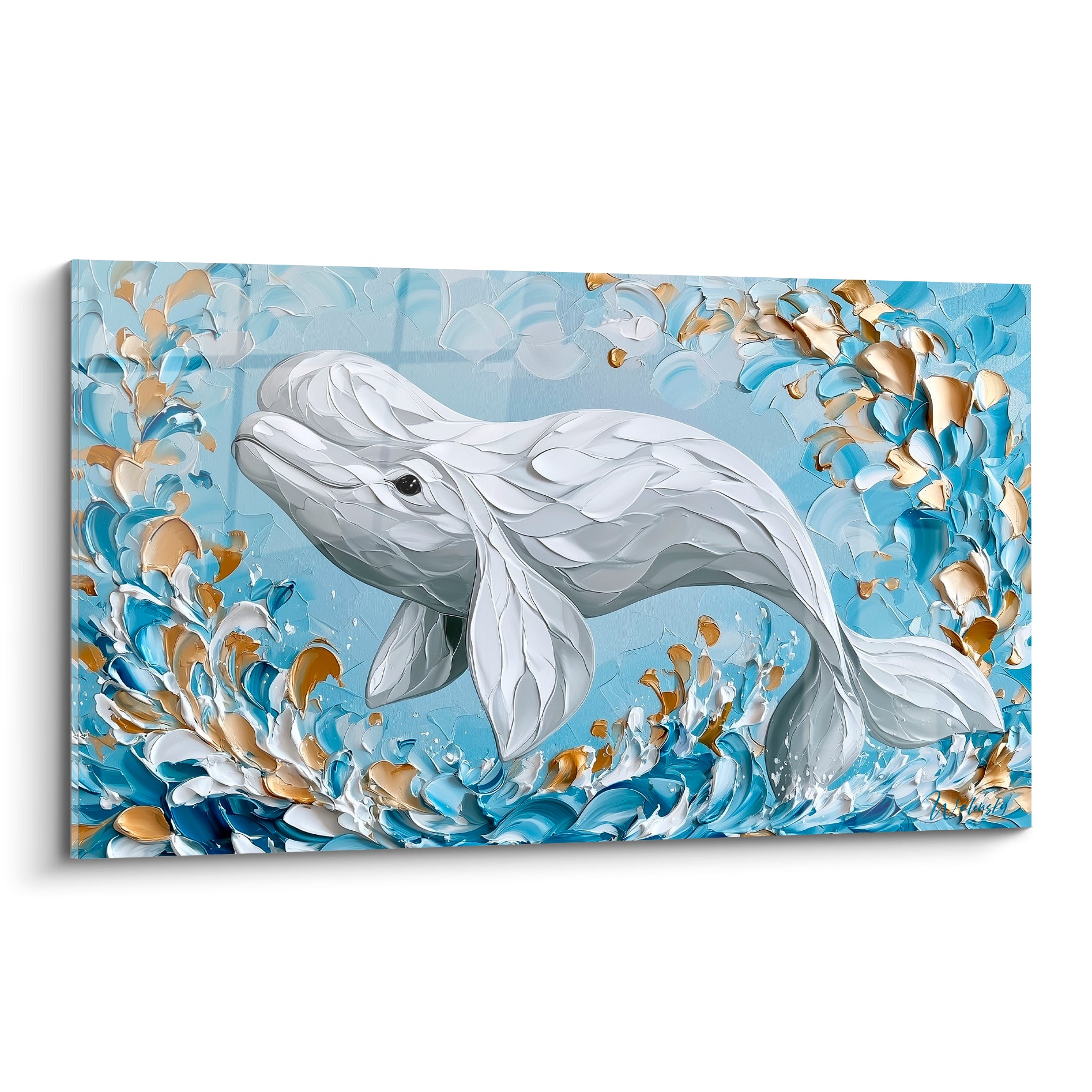 Béluga blanc nacré sculpté jaillissant de vagues bleu marine et dorées sur fond bleu pastel