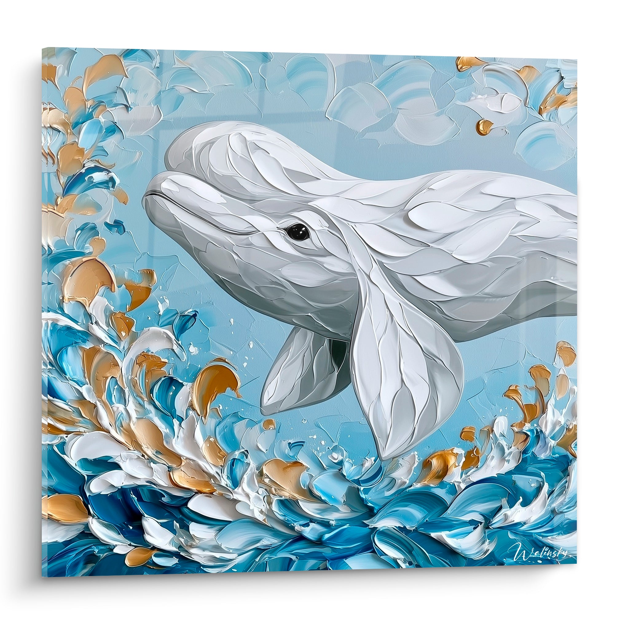 Beluga blanc texturé émergeant d'une vague bleu marine et dorée, empâtement sculptural