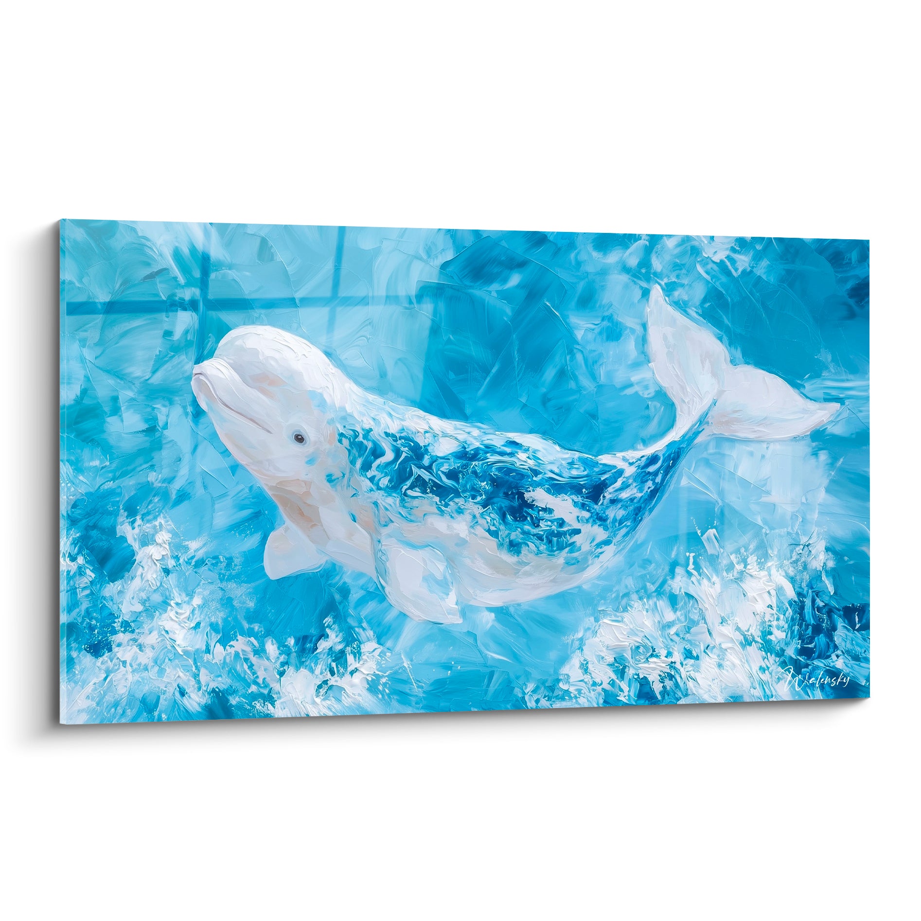 Beluga blanc immaculé nageant parmi des remous bleu azur et bleu marine texturés