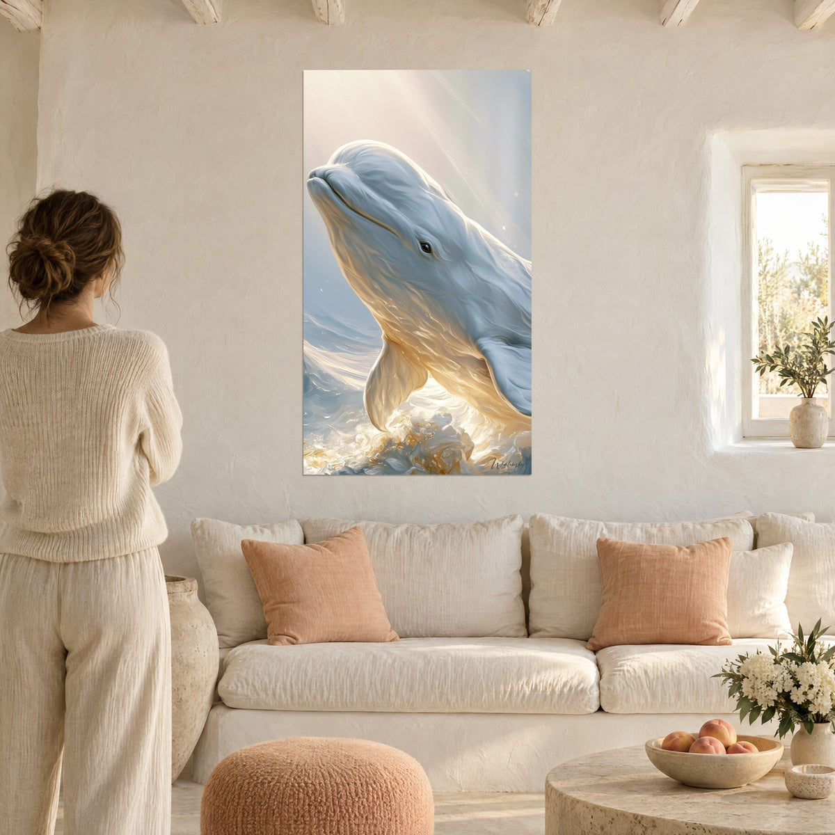 Tableau béluga blanc nacré jaillissant des vagues, rayons dorés sur sa tête, femme de dos, au-dessus d'un canapé dans un salon lumineux