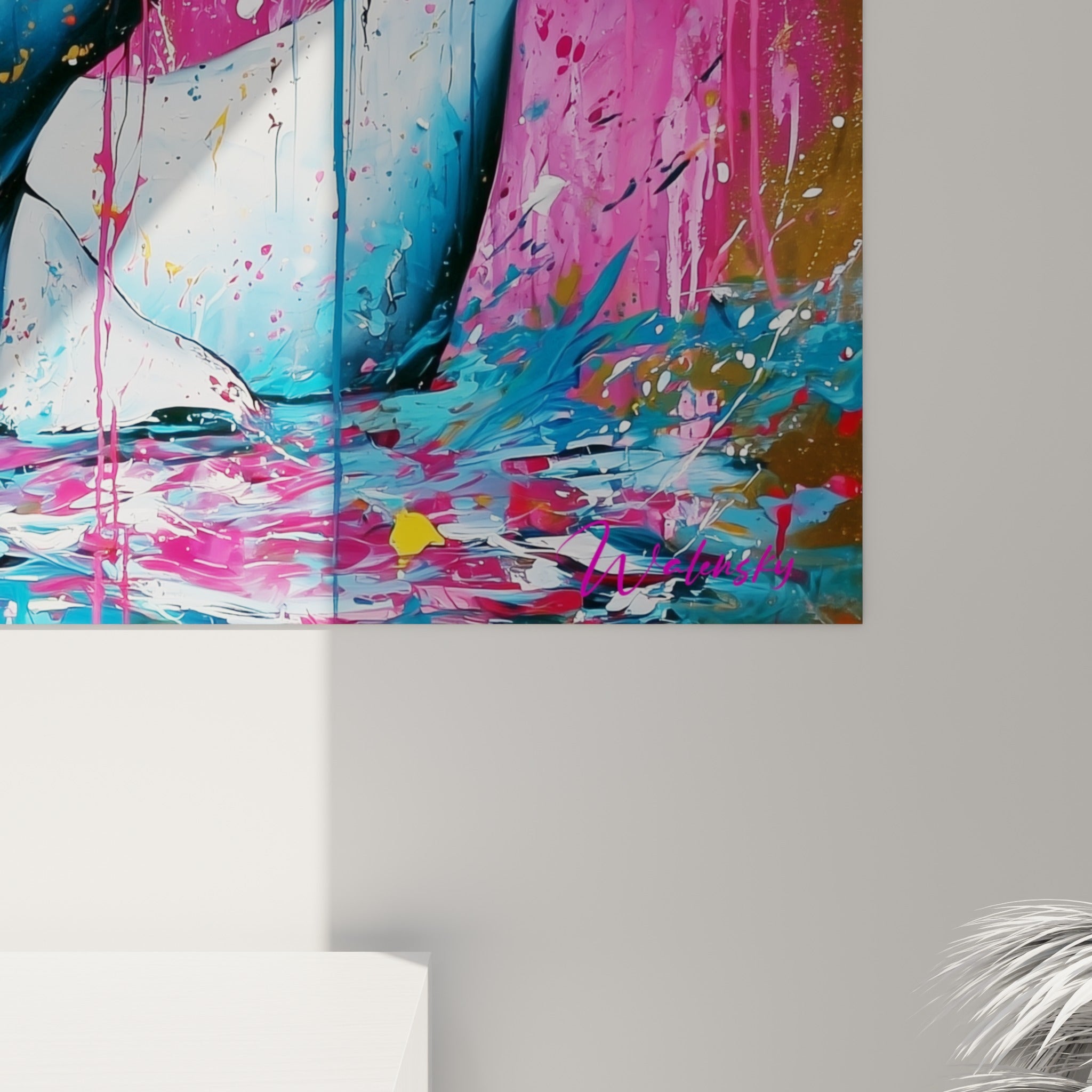 Coulures épaisses de rose fuchsia et d'or se mêlant au bleu pastel sur la toile accrochée