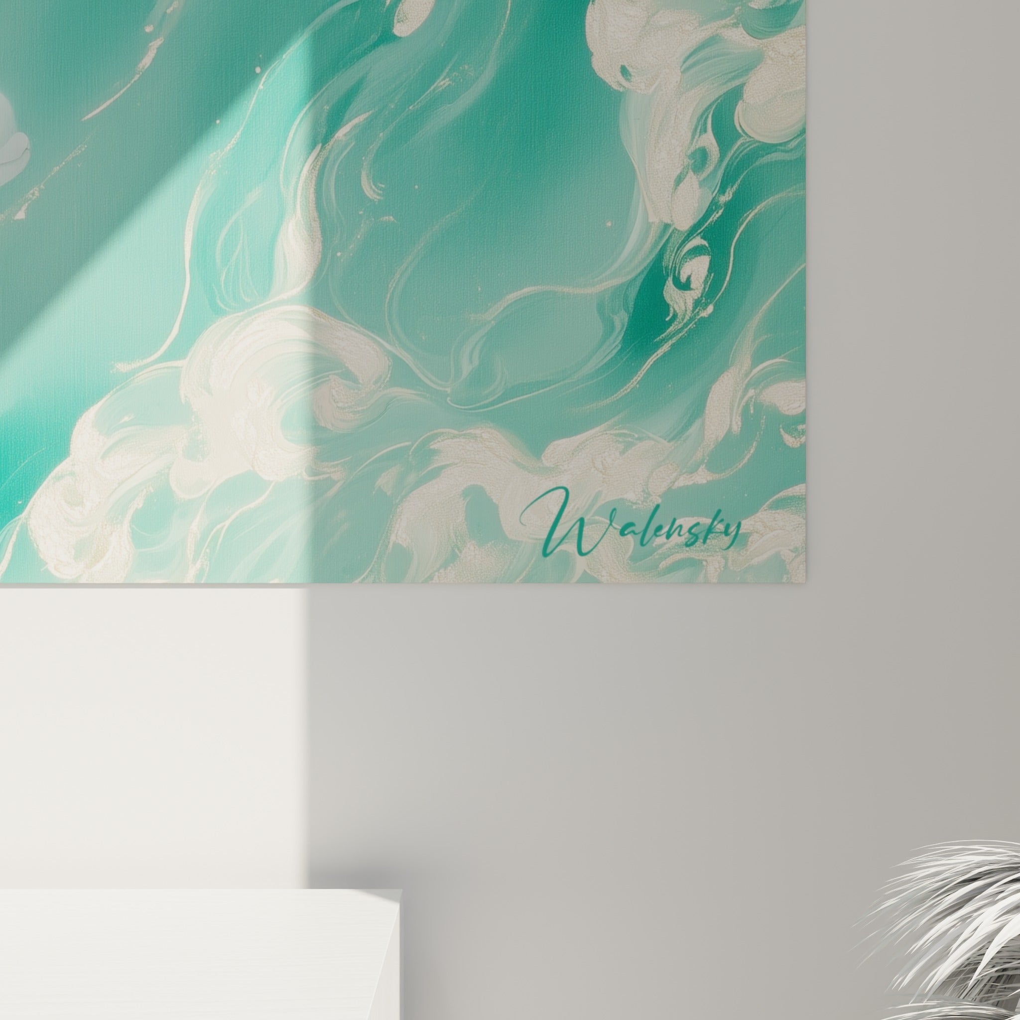 Détail des volutes dorées et du grain marbré vert émeraude entourant le beluga blanc